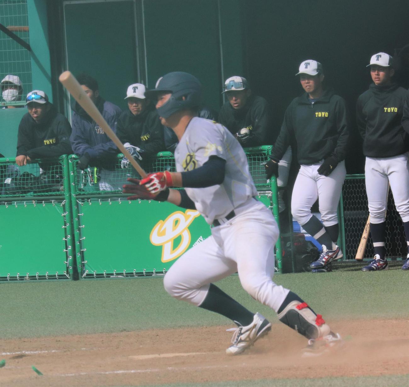 東洋大対上武大　4打数3安打と活躍した上武大・進藤（撮影・星夏穂）