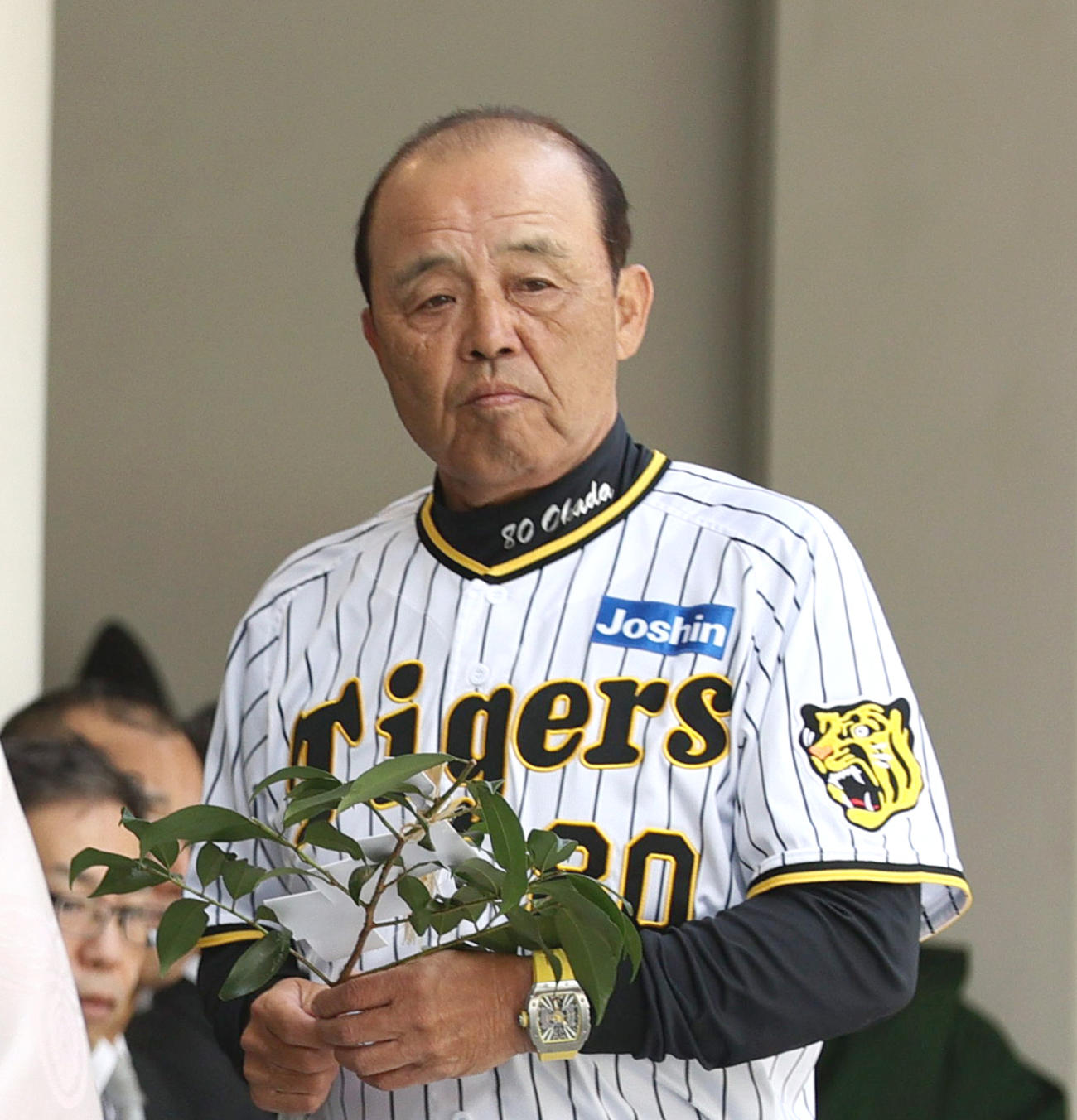 必勝祈願を行い玉串を奉納する岡田監督（右）（撮影・上山淳一）