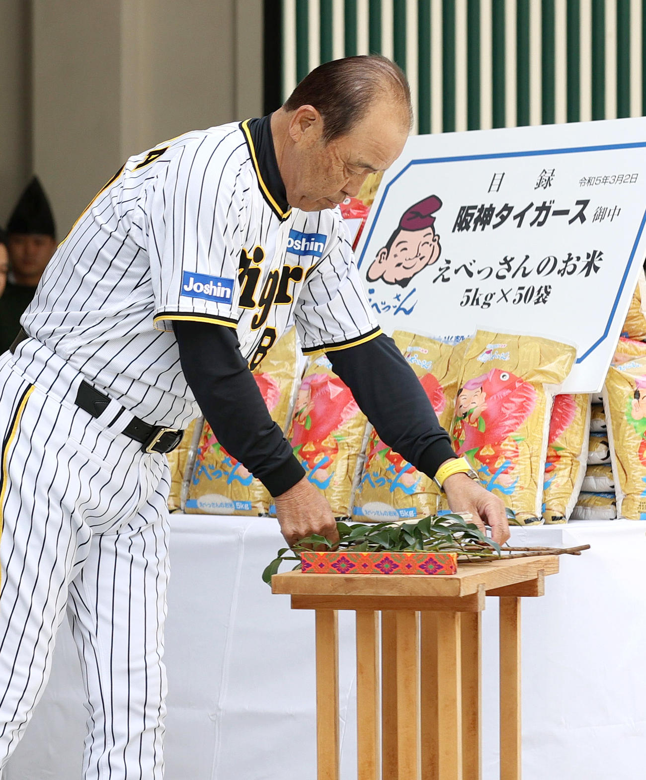 必勝祈願で玉串を奉納する岡田監督（撮影・上山淳一）