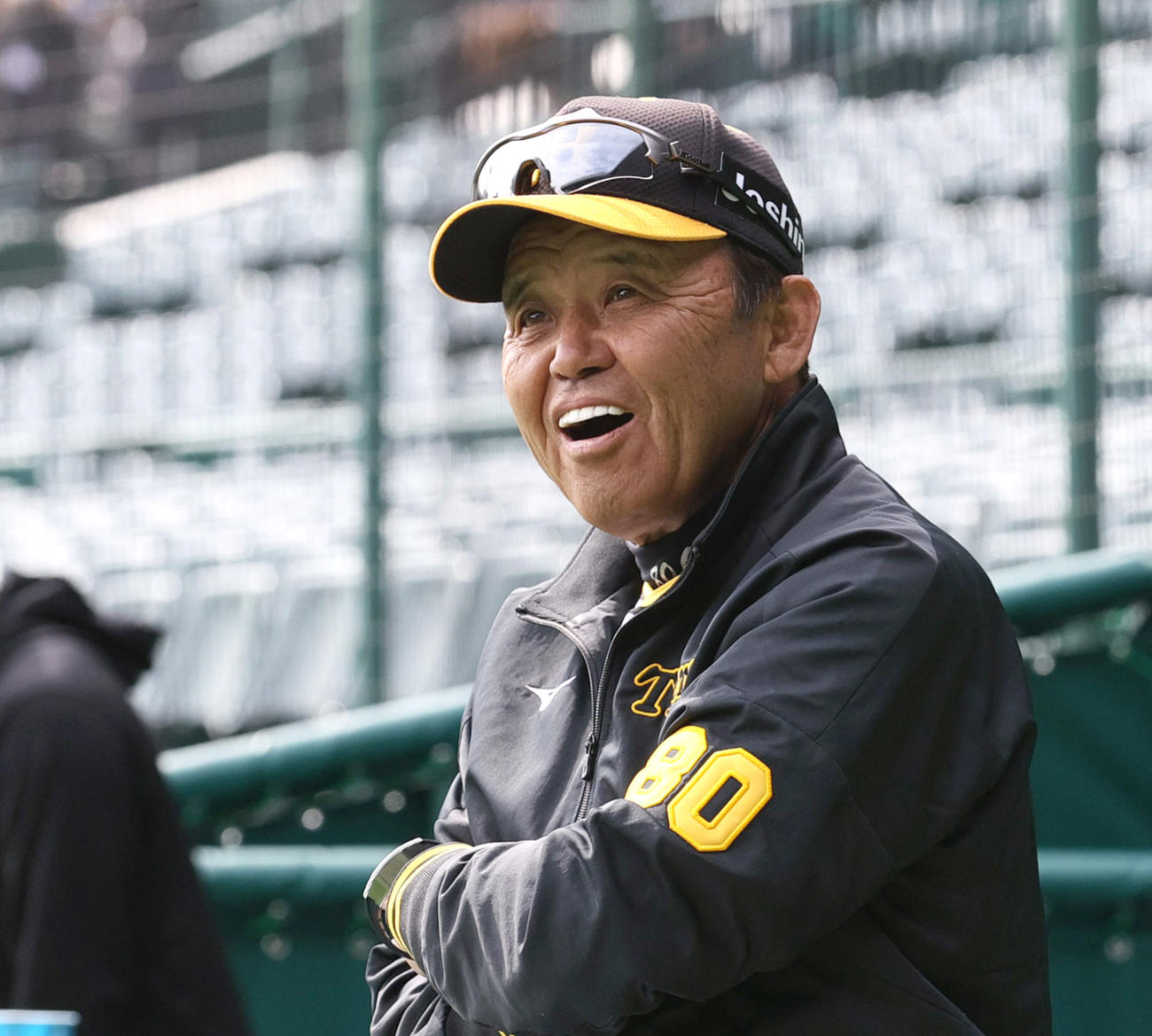 甲子園のベンチ前で笑顔を見せる岡田監督（撮影・上山淳一）