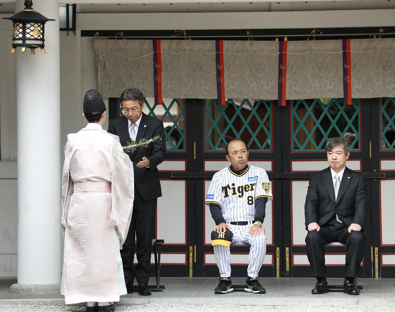 西宮神社で必勝祈願する岡田監督（左から3人目）ら。右は杉山オーナー、左から2人目は百北社長（撮影・上山淳一）