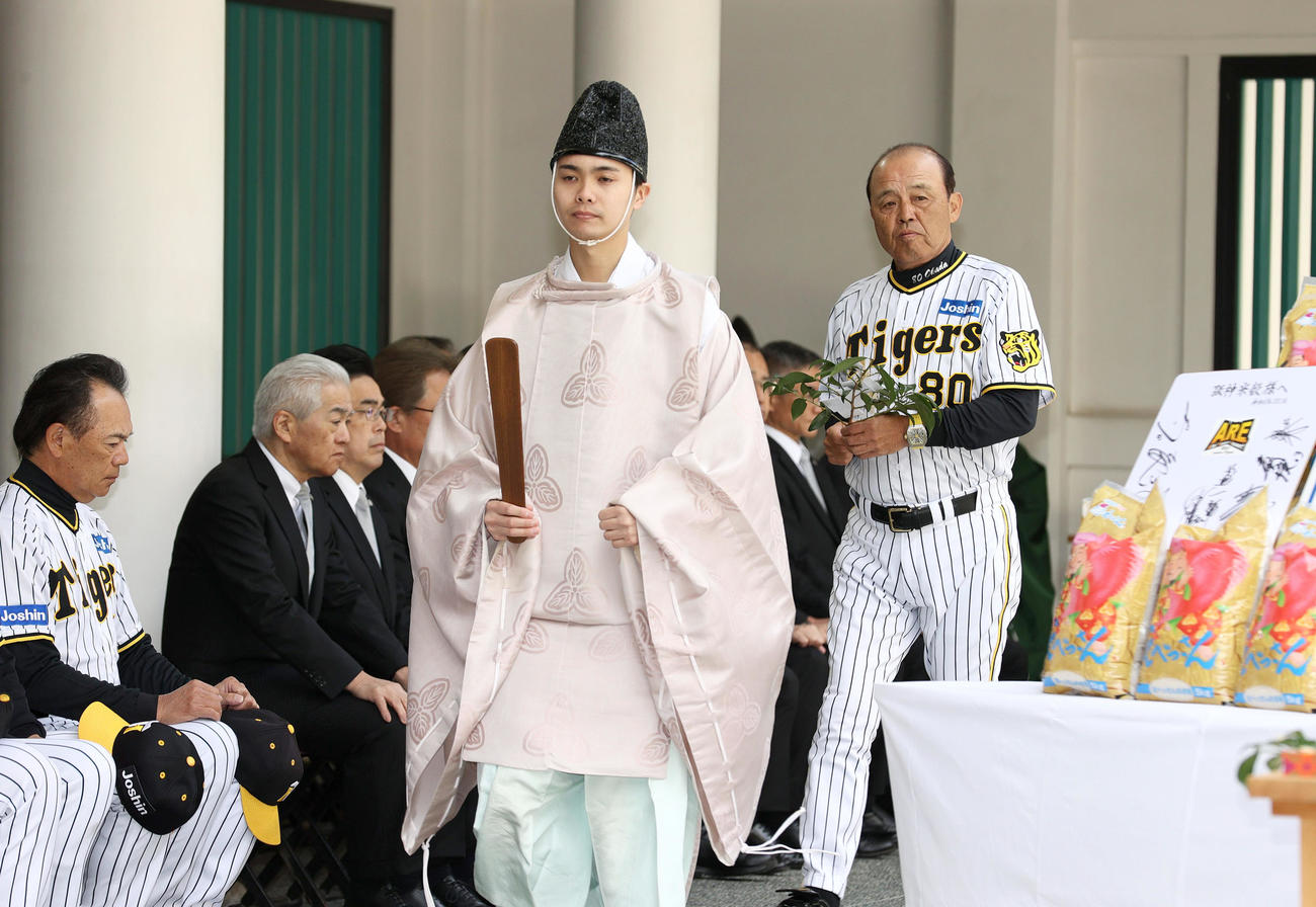 神社参拝を行い玉串を奉納する岡田監督（右）（撮影・上山淳一）