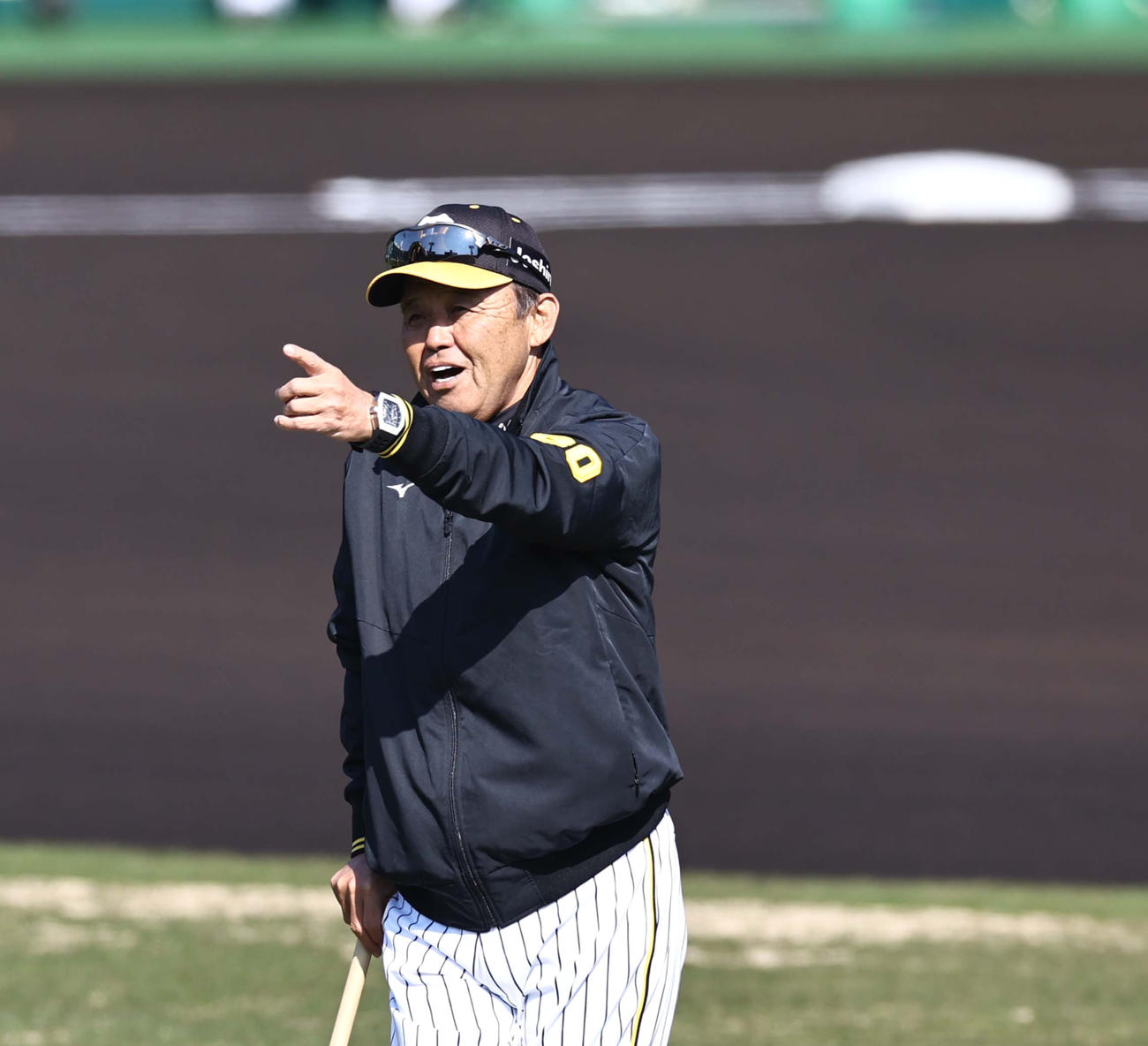 選手の動きをチェックする岡田監督（撮影・上田博志）