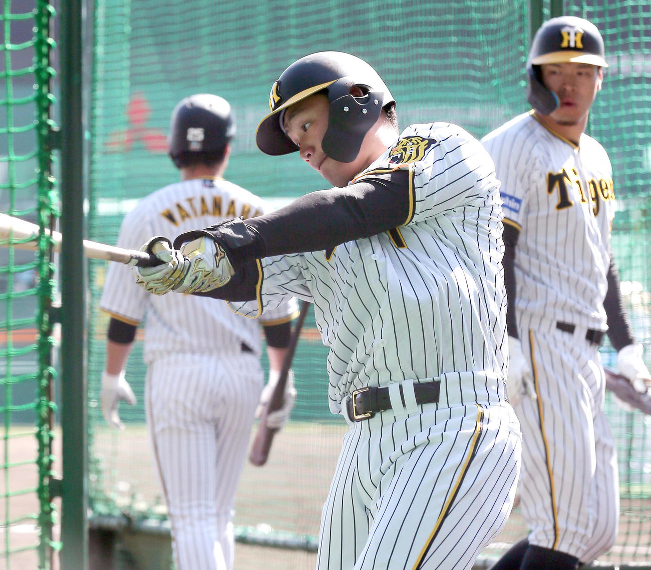 ティー打撃する森下。右は佐藤輝（撮影・上山淳一）