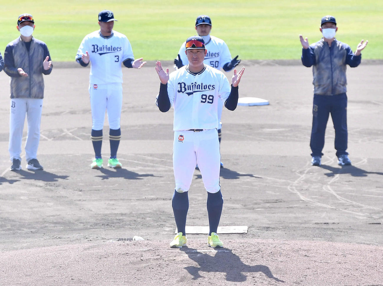 キャンプ最終日を迎え、円陣の中心で手締めの音頭をとる選手会長の杉本（撮影・岩下翔太）