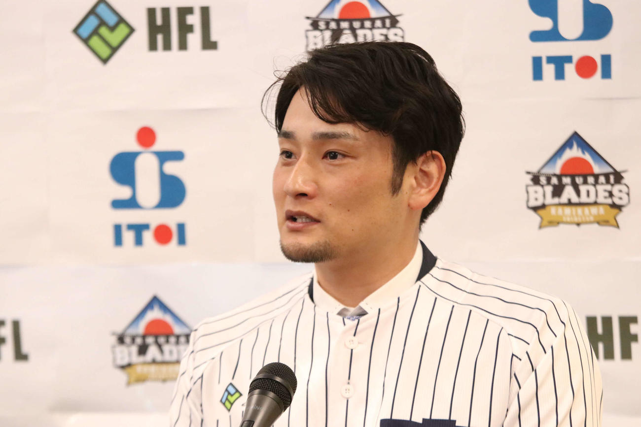独立リーグの北海道フロンティアリーグKAMIKAWA・士別サムライブレイズの監督に就任し、会見で報道陣の質問に答える中村監督（撮影・山崎純一）