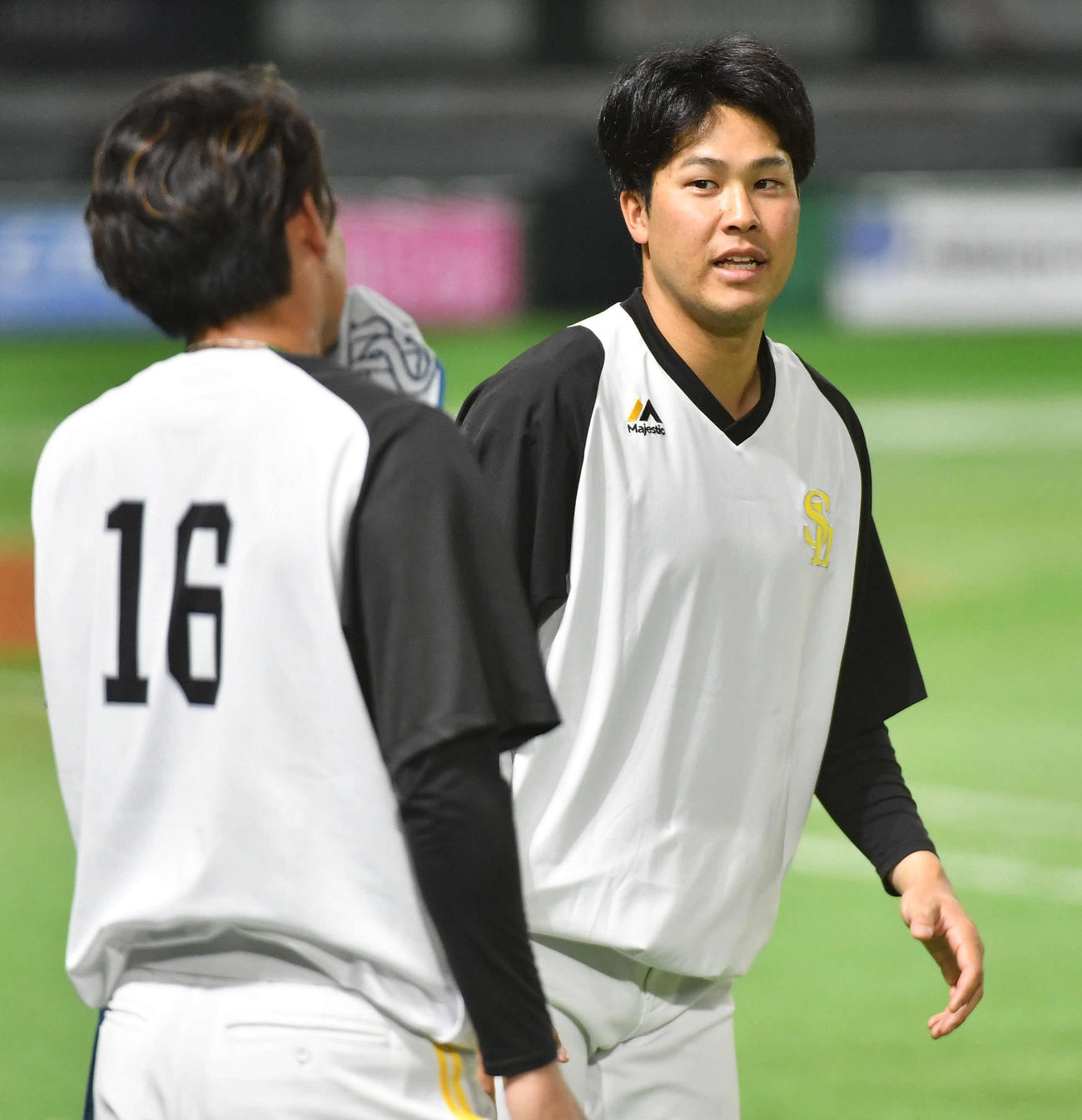 東浜（左）と話す藤井（撮影・岩下翔太）