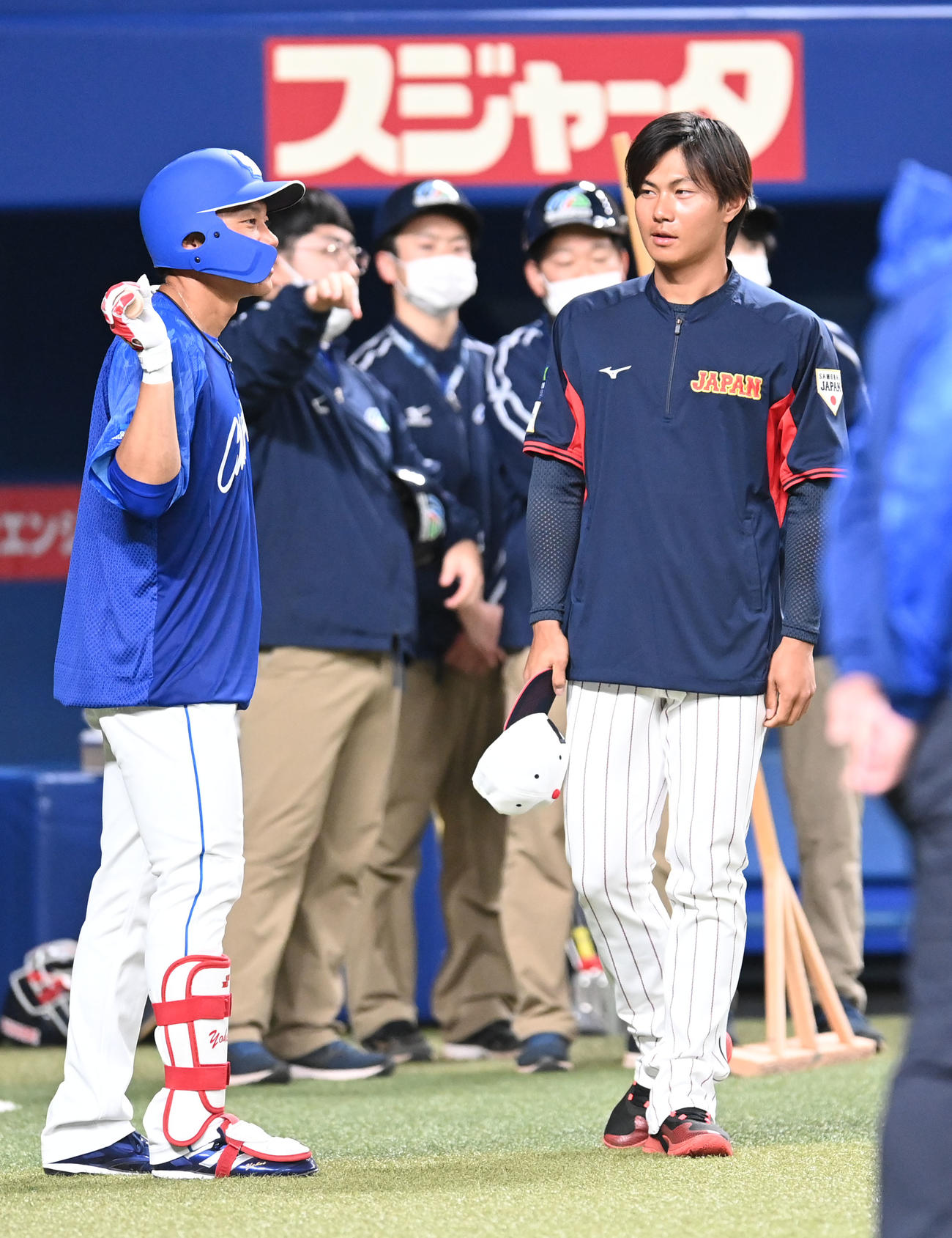 試合前、大島と言葉を交わす藤原（右）（撮影・森本幸一）
