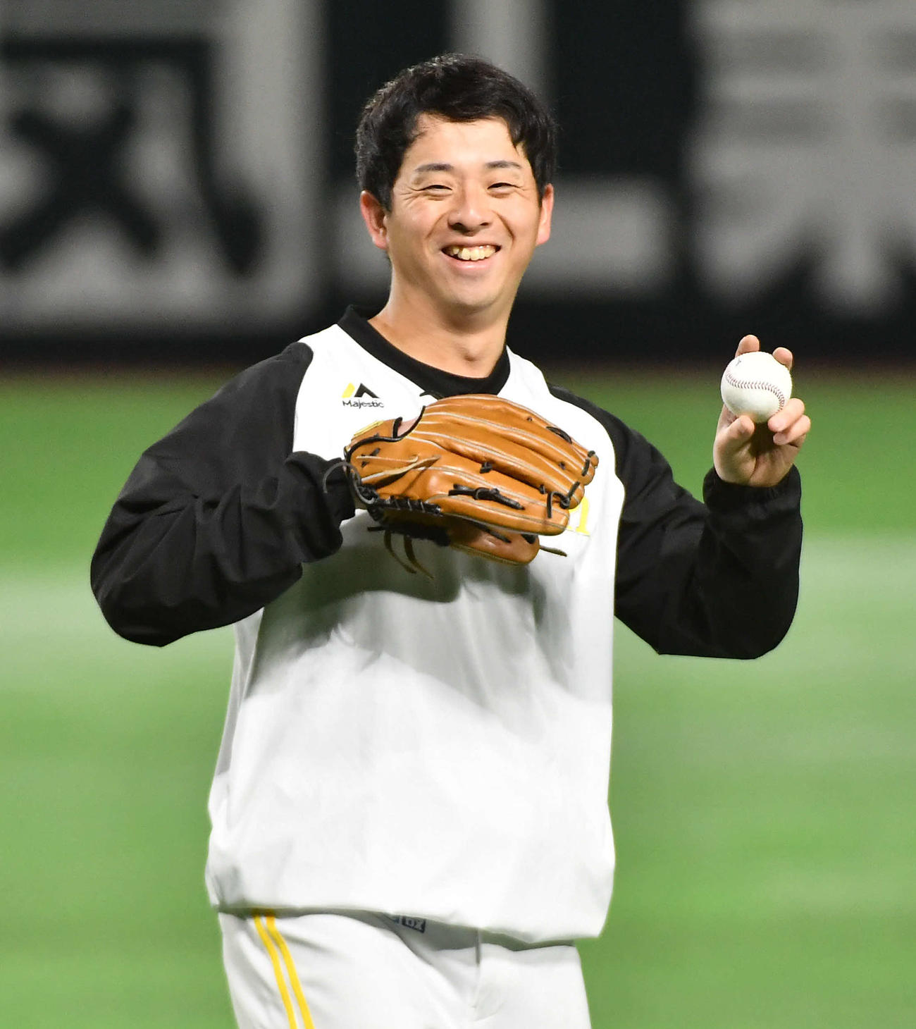 笑顔でキャッチボールを行う大関（撮影・岩下翔太）