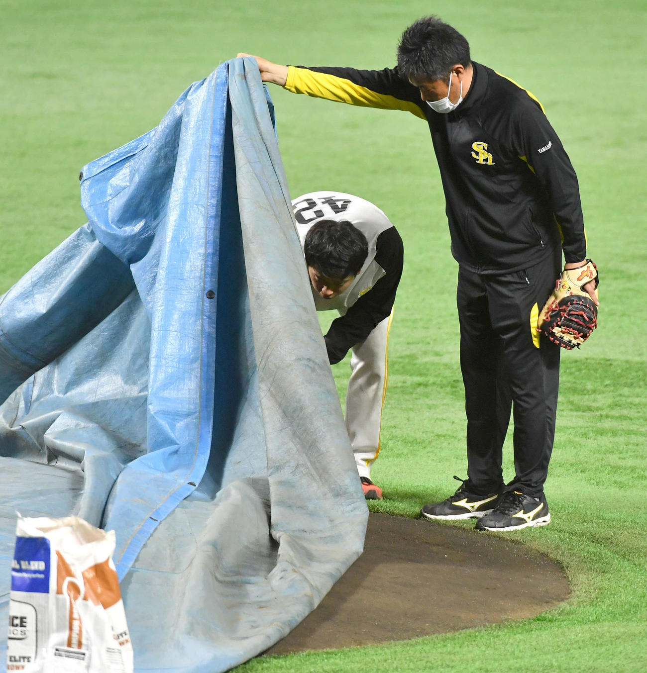 マウンドを確認する大関（撮影・岩下翔太）