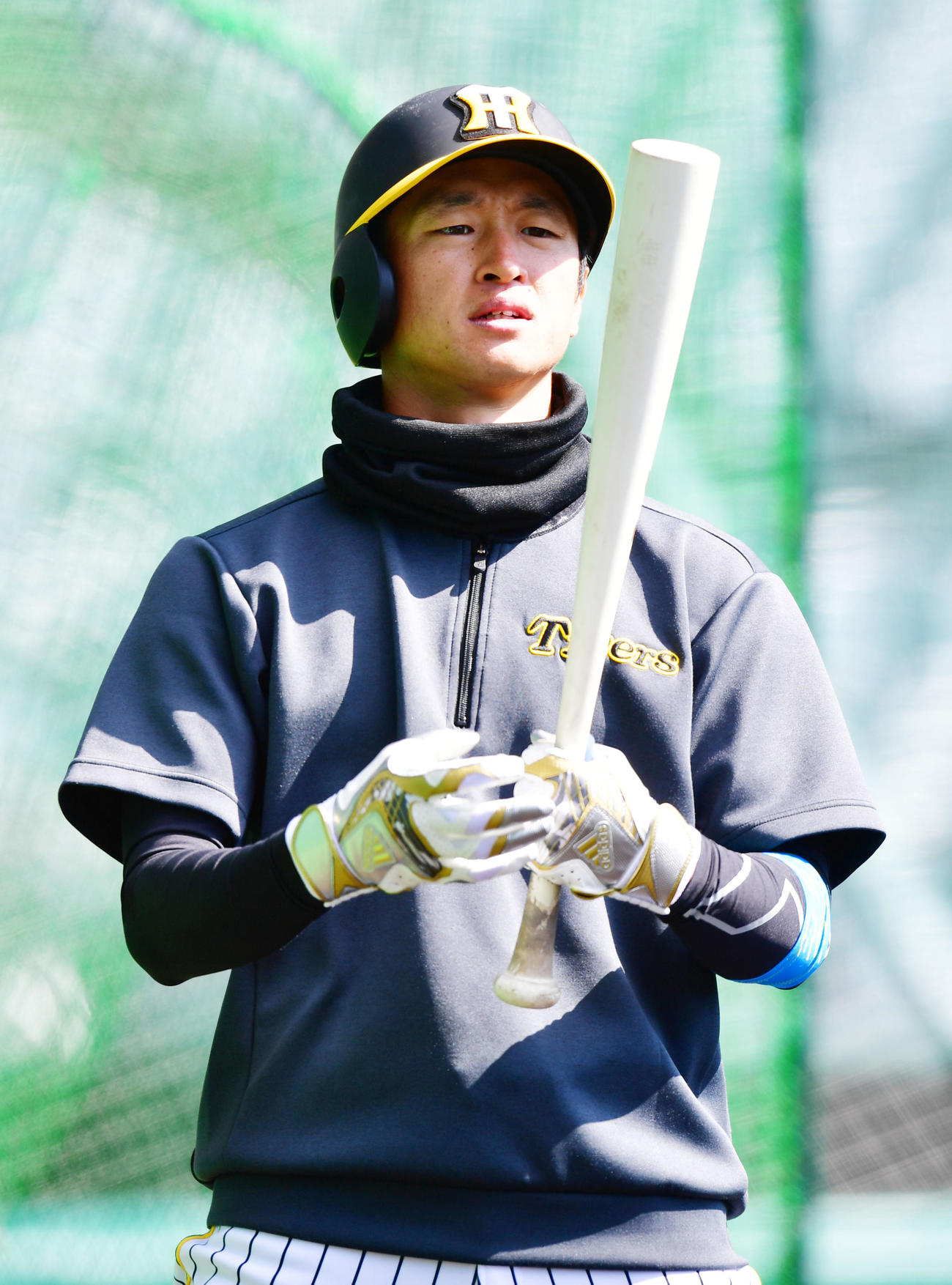 短いバットでティー打撃を行う近本（撮影・前岡正明）