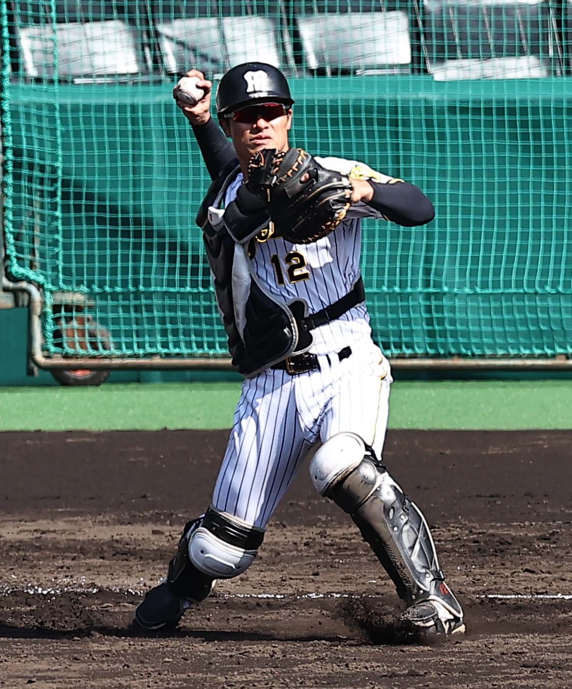 シートノックで二塁へ送球する阪神坂本（撮影・上田博志）
