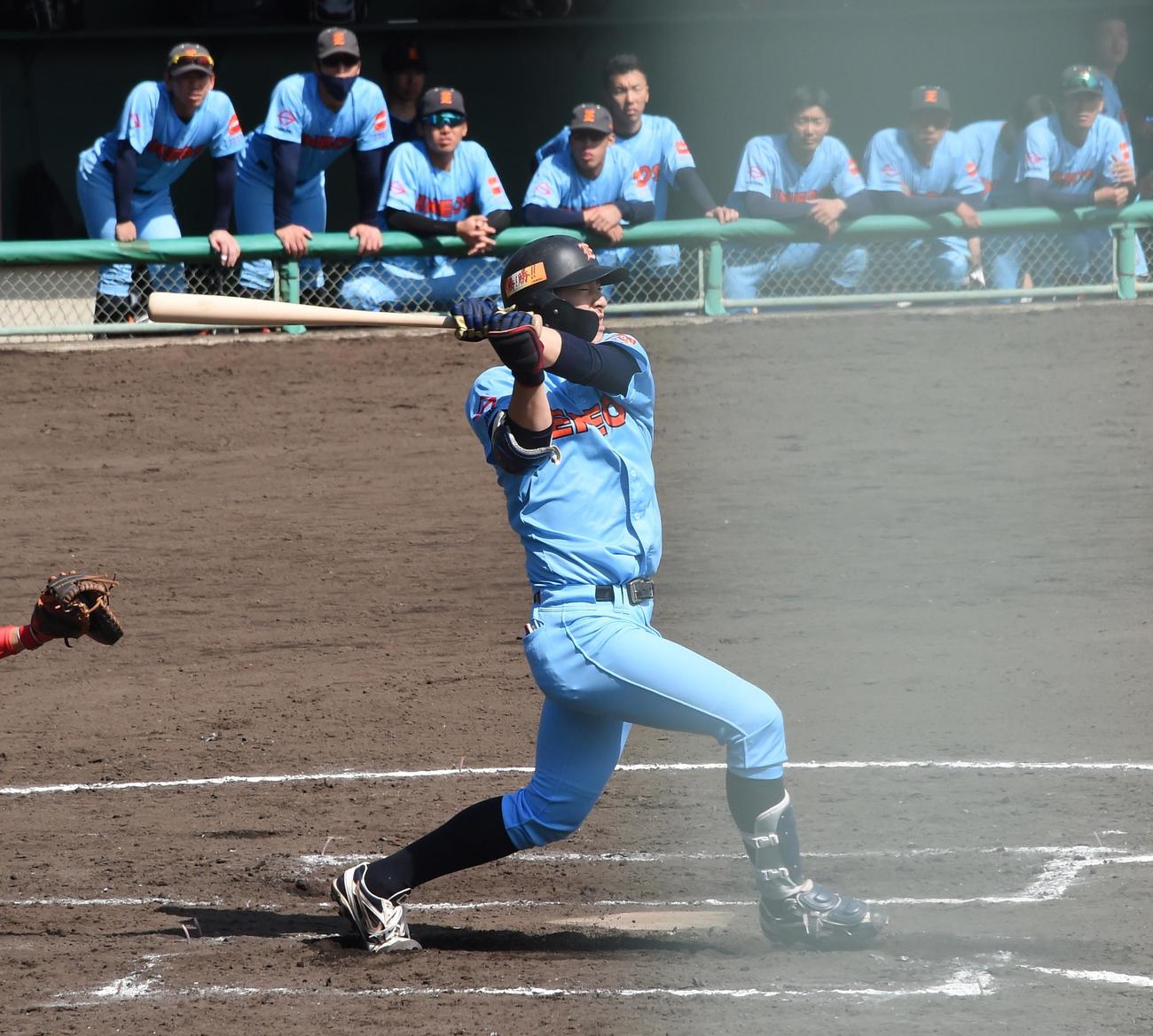 WBC中国代表対ENEOS 2回表ENEOS無死、一塁への内野安打を放つ渡会（撮影・鈴木正章）