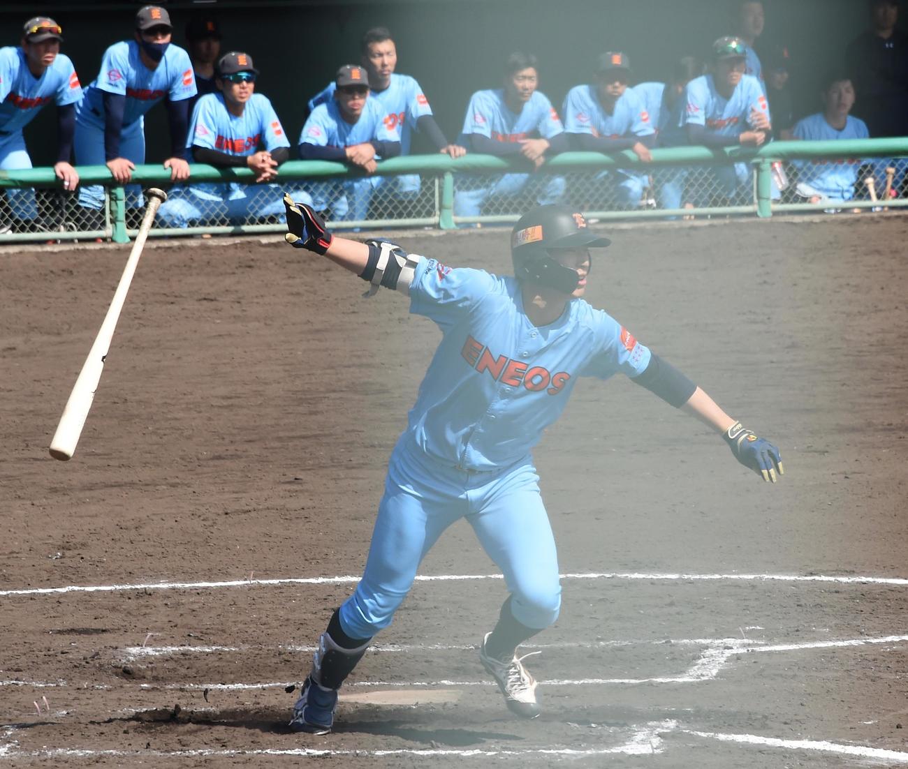WBC中国代表対ENEOS 2回表ENEOS無死、一塁への内野安打を放つ渡会（撮影・鈴木正章）