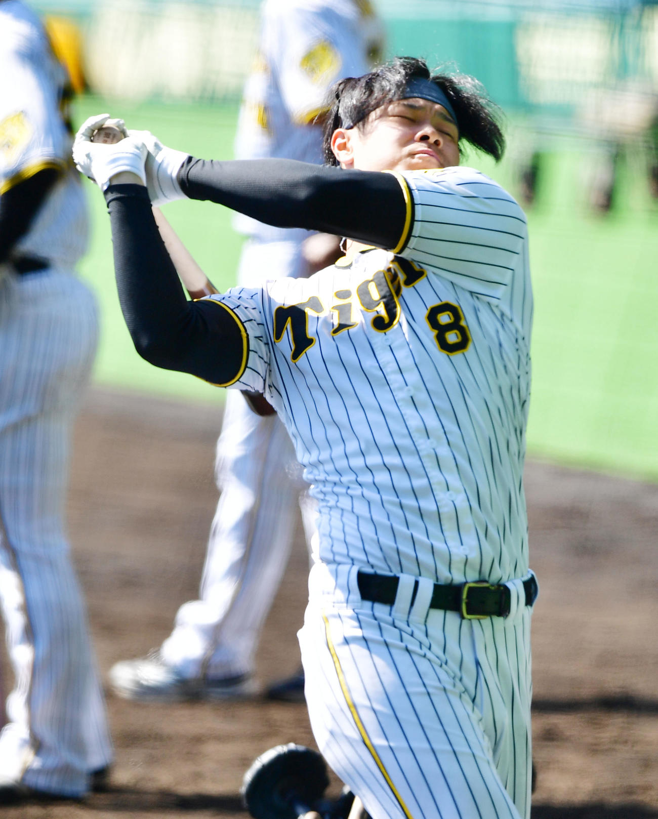 ティー打撃を行う佐藤輝（撮影・前岡正明）