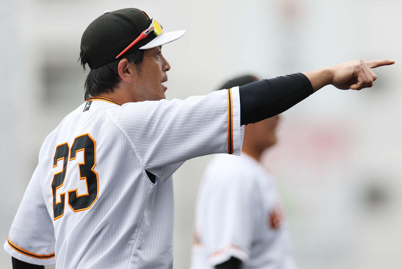 シートノックで声を出す巨人松田（撮影・宮地輝）