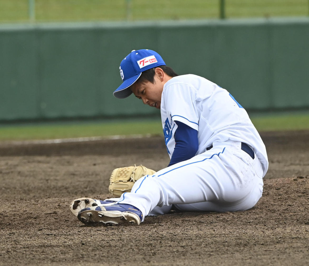 2月22日楽天戦の6回、投球後、マウンド付近でうずくまる岡田俊哉