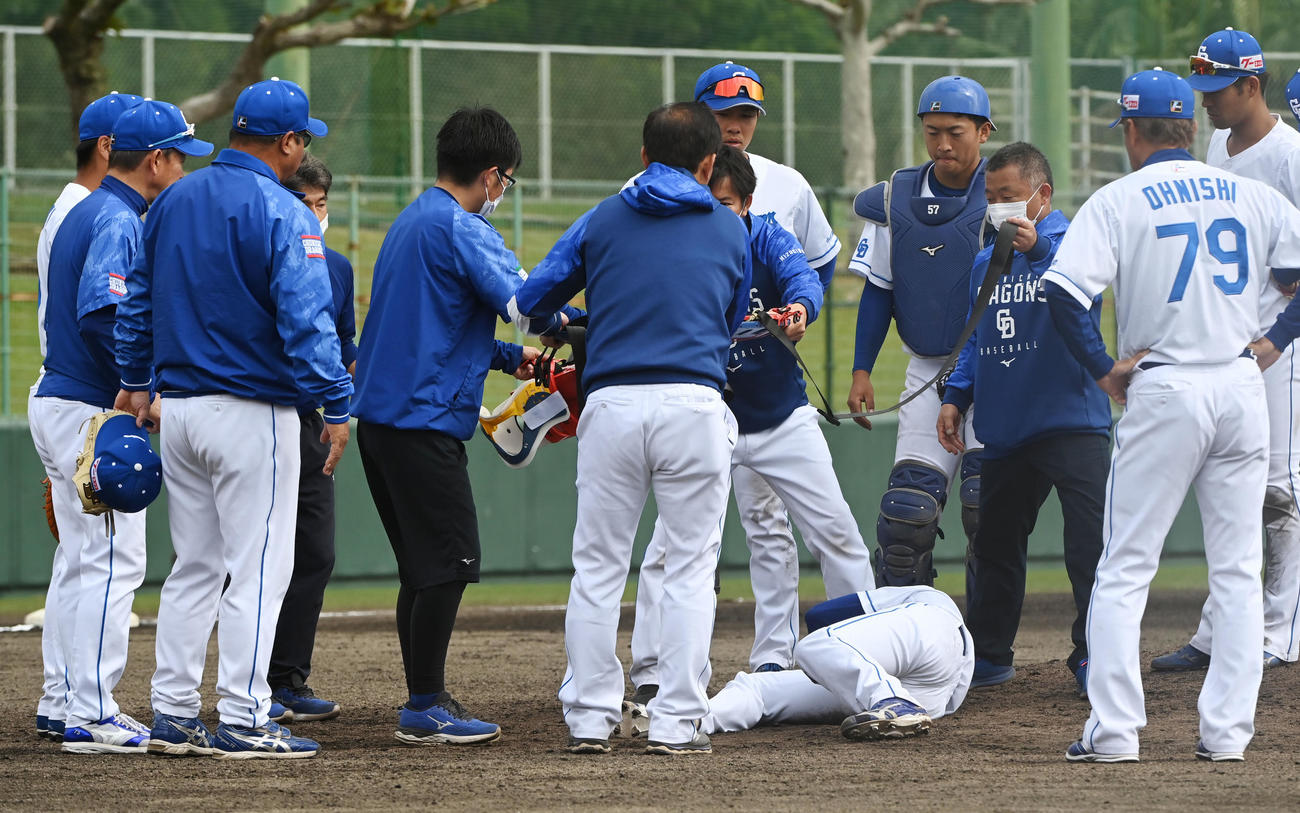 マウンド付近でうずくまる岡田の元へ心配そうに駆け寄る立浪監督（左から2人目）（2023年2月22日撮影）