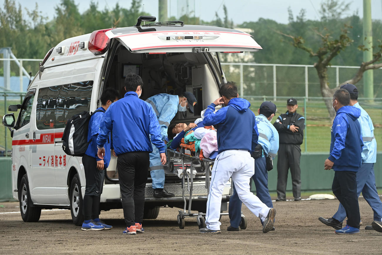 救急車で搬送される岡田俊哉（2023年2月22日撮影）