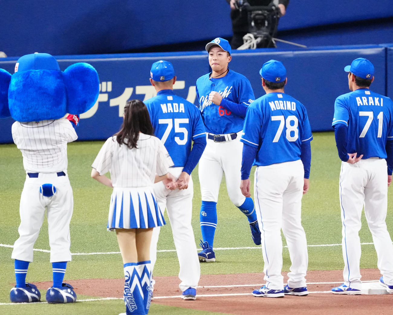 侍ジャパン対中日　試合前のセレモニーに臨む中日岡林（撮影・江口和貴）