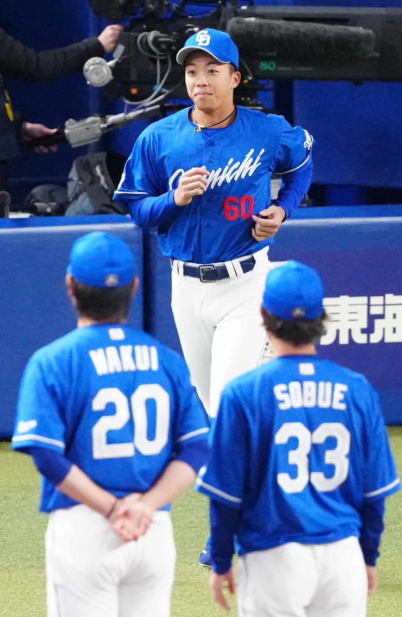 侍ジャパン対中日　試合前のセレモニーに臨む中日岡林（撮影・江口和貴）