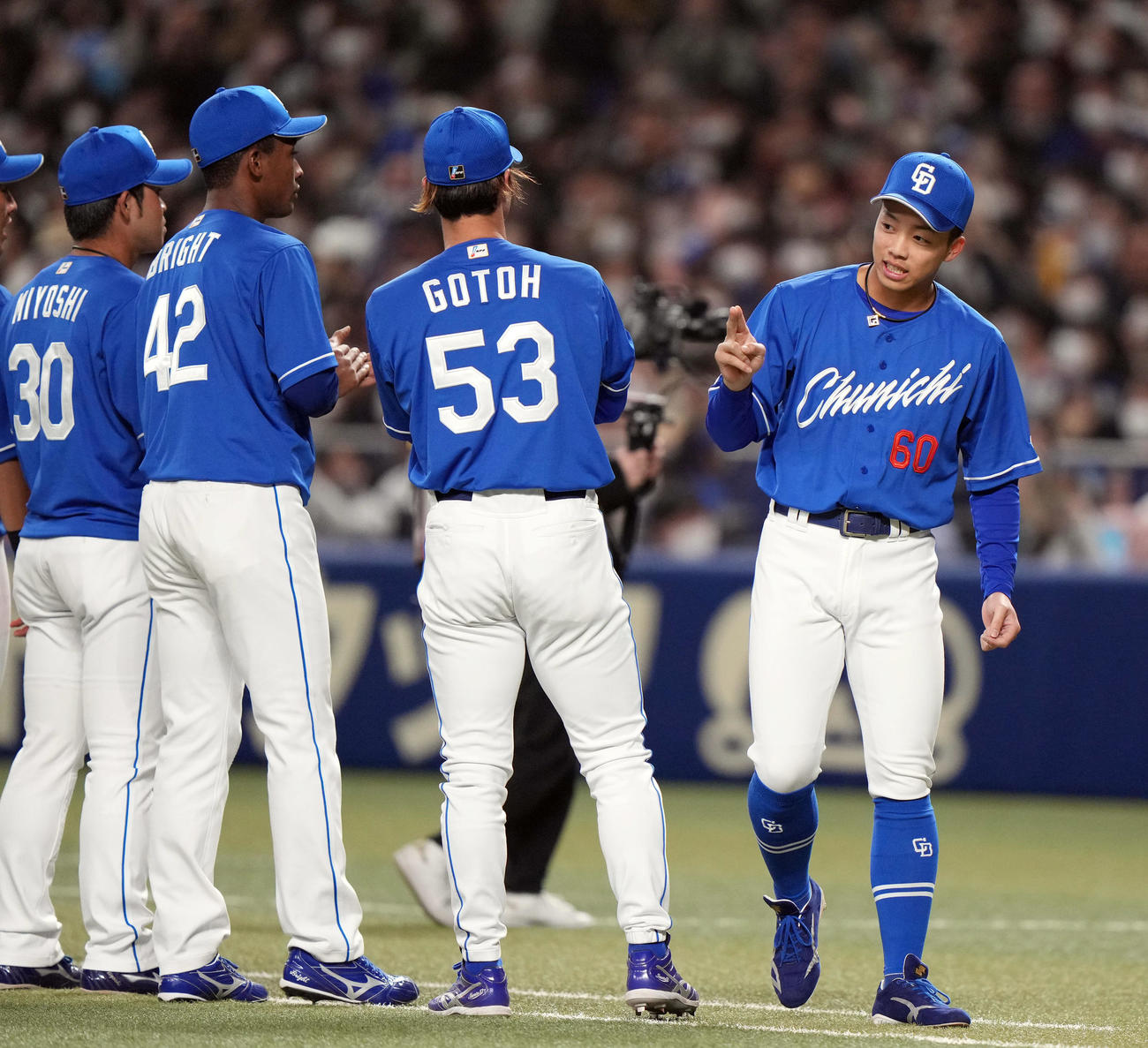 侍ジャパン対中日　試合前セレモニーに登場する岡林（右端）（撮影・狩俣裕三）