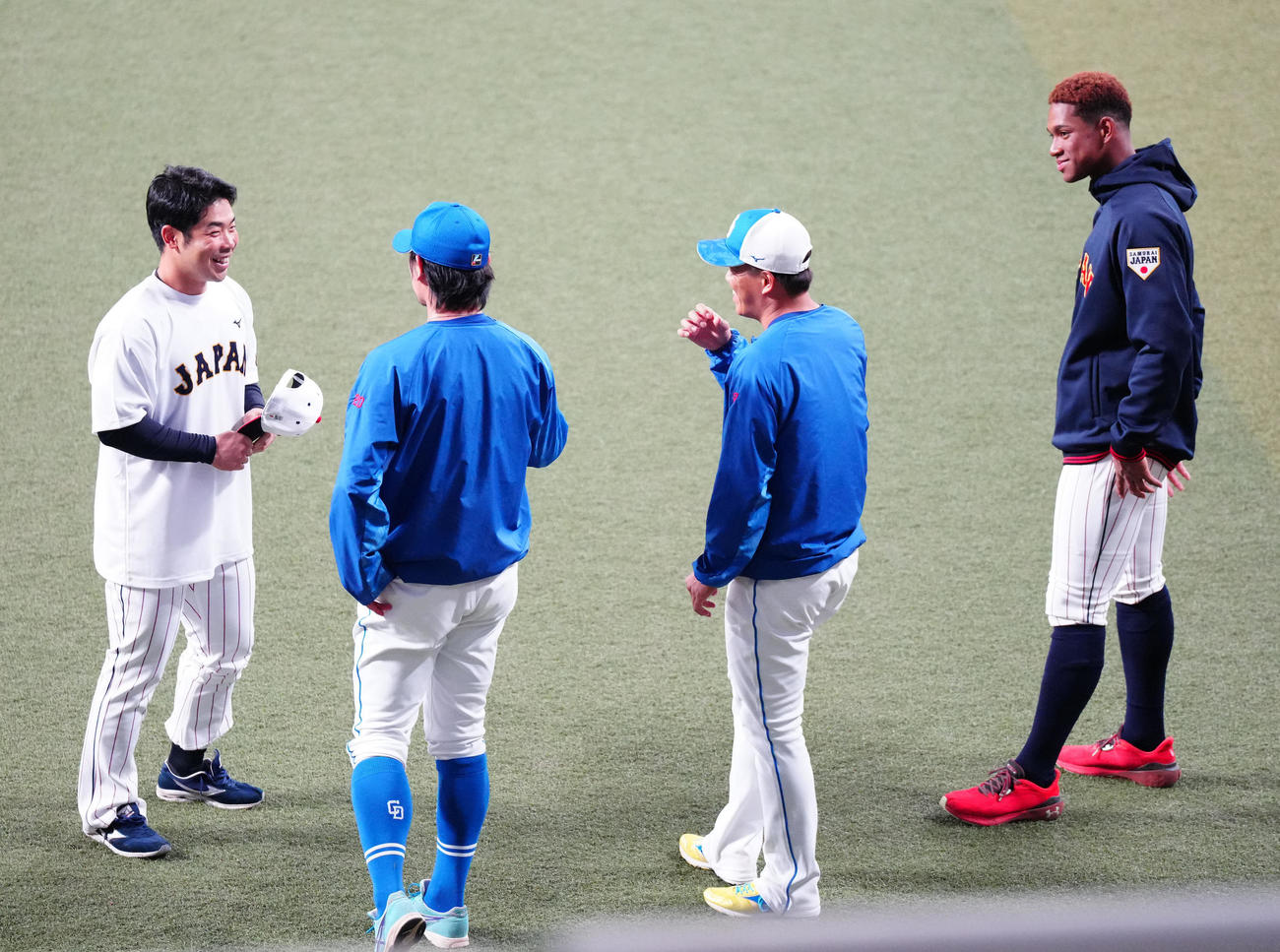 高校の先輩である中日涌井（中央左）にあいさつする近藤（左端）と万波（右端）（撮影・江口和貴）