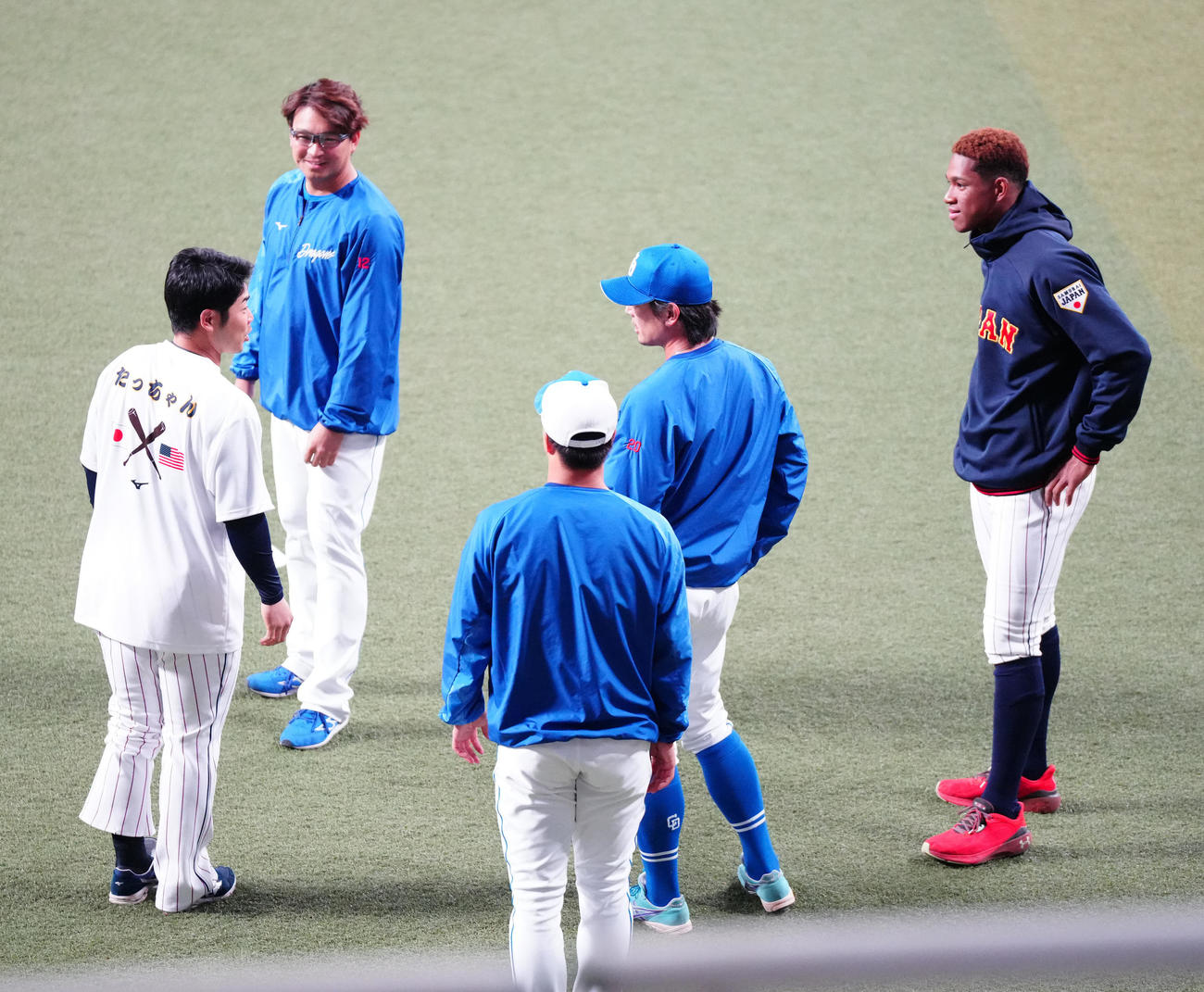 高校の先輩である中日涌井（中央右）にあいさつする近藤（左端）と万波（右端）（撮影・江口和貴）