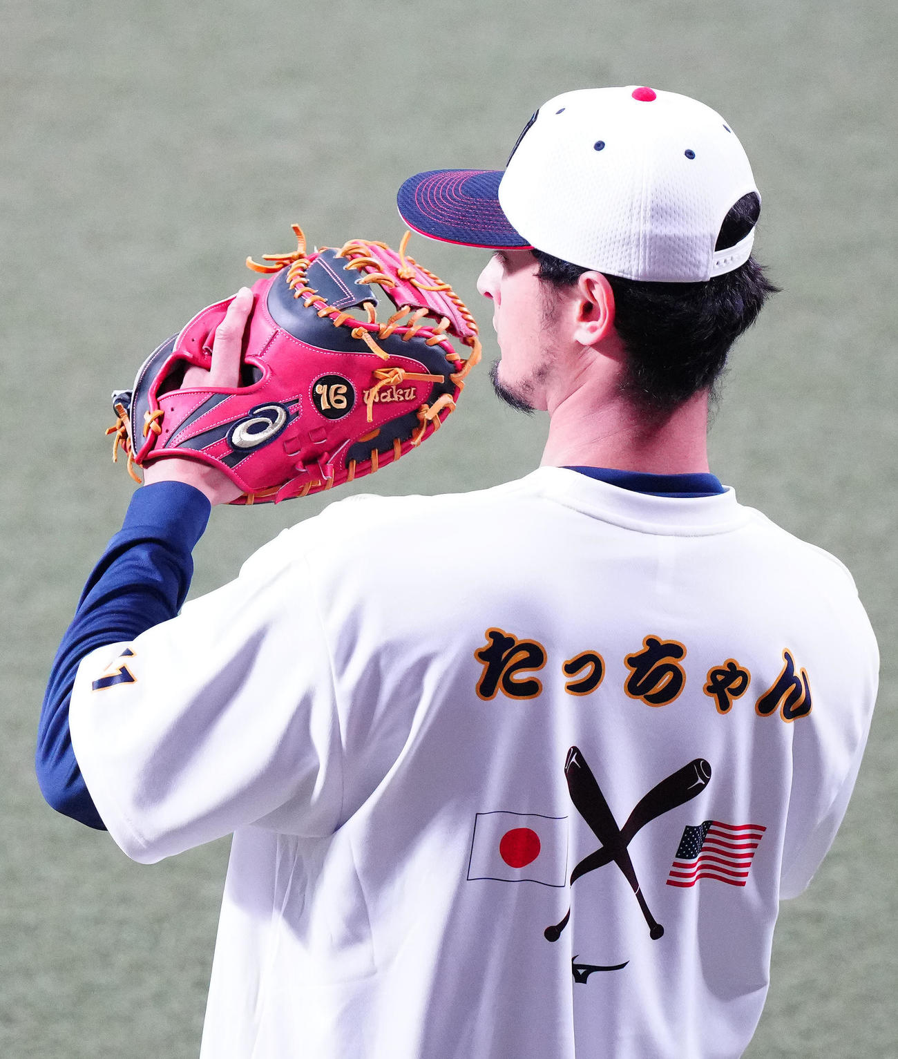 中日涌井のキャッチャーミットでキャッチボールするダルビッシュ（撮影・江口和貴）
