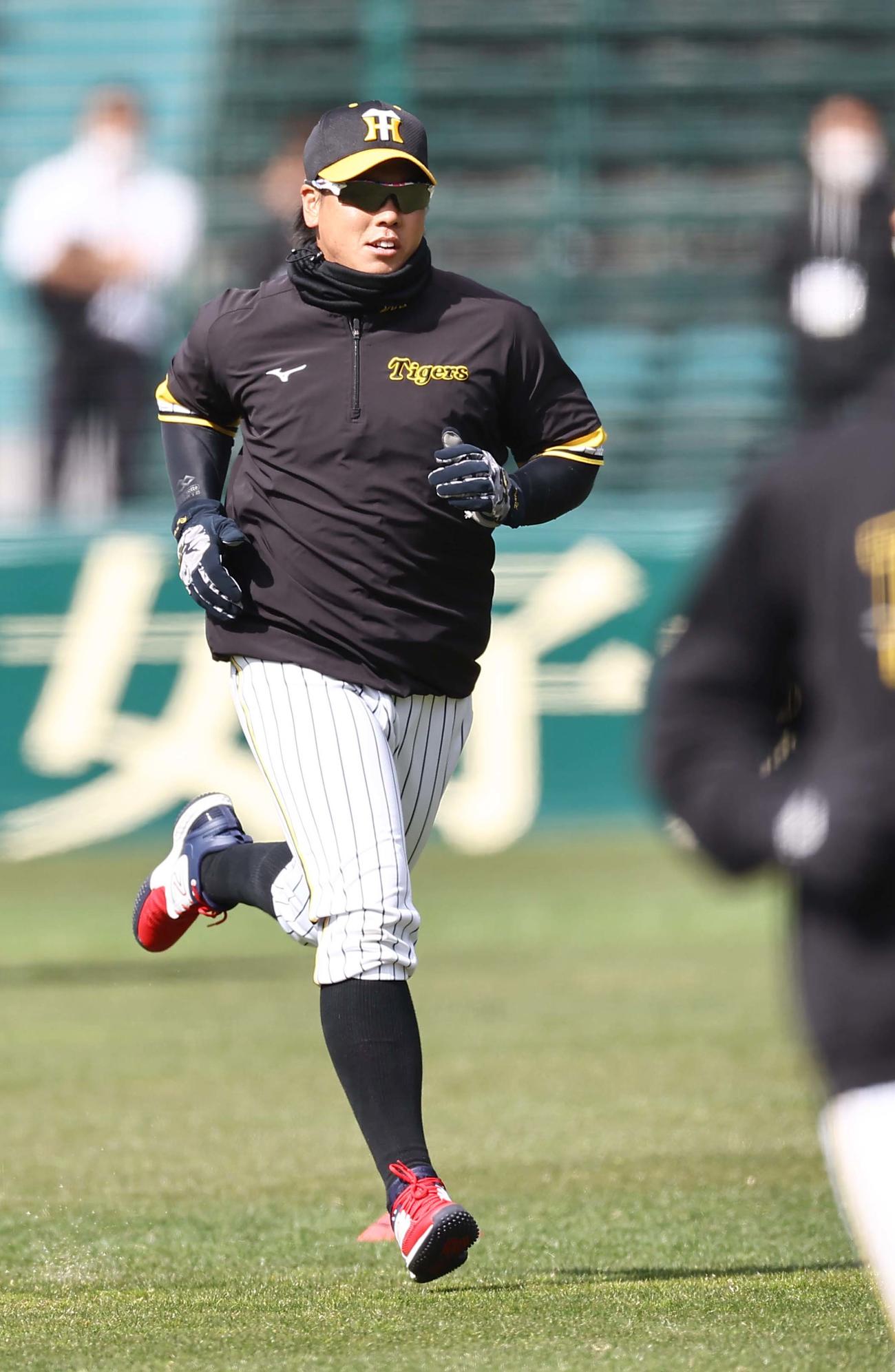 外野をダッシュする梅野（撮影・上田博志）