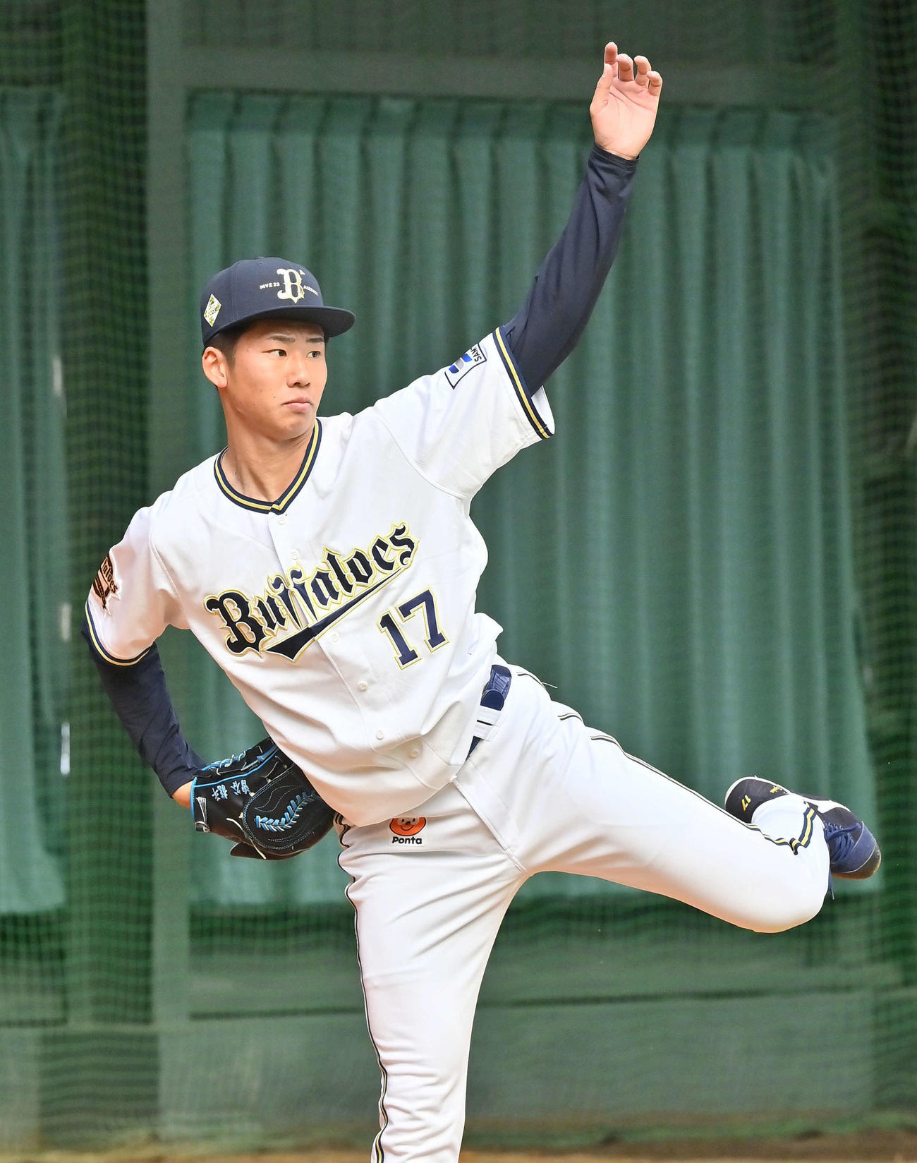 ブルペンに入り投げ込むオリックス曽谷（撮影・和賀正仁）