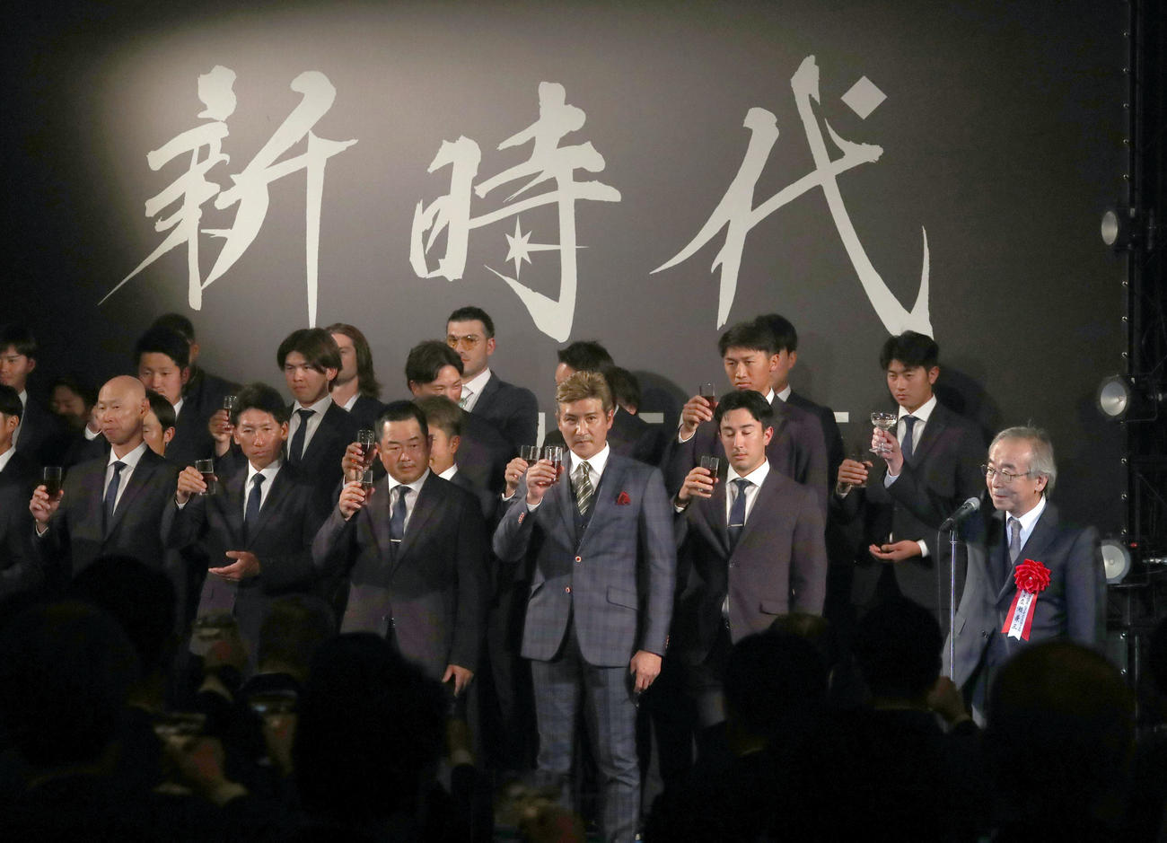 乾杯をする日本ハム新庄監督（中央）らナインたち（撮影・佐藤翔太）