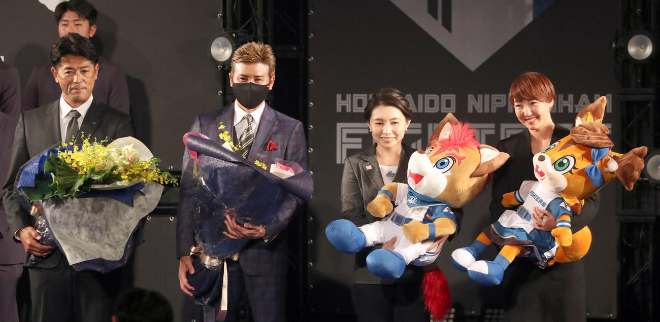 記念撮影をする左から日本ハム稲葉GM、新庄監督、ロコ・ソラーレ代表理事本橋麻里さん、東京五輪女子100メートルハードル日本代表寺田明日香さん（撮影・佐藤翔太）