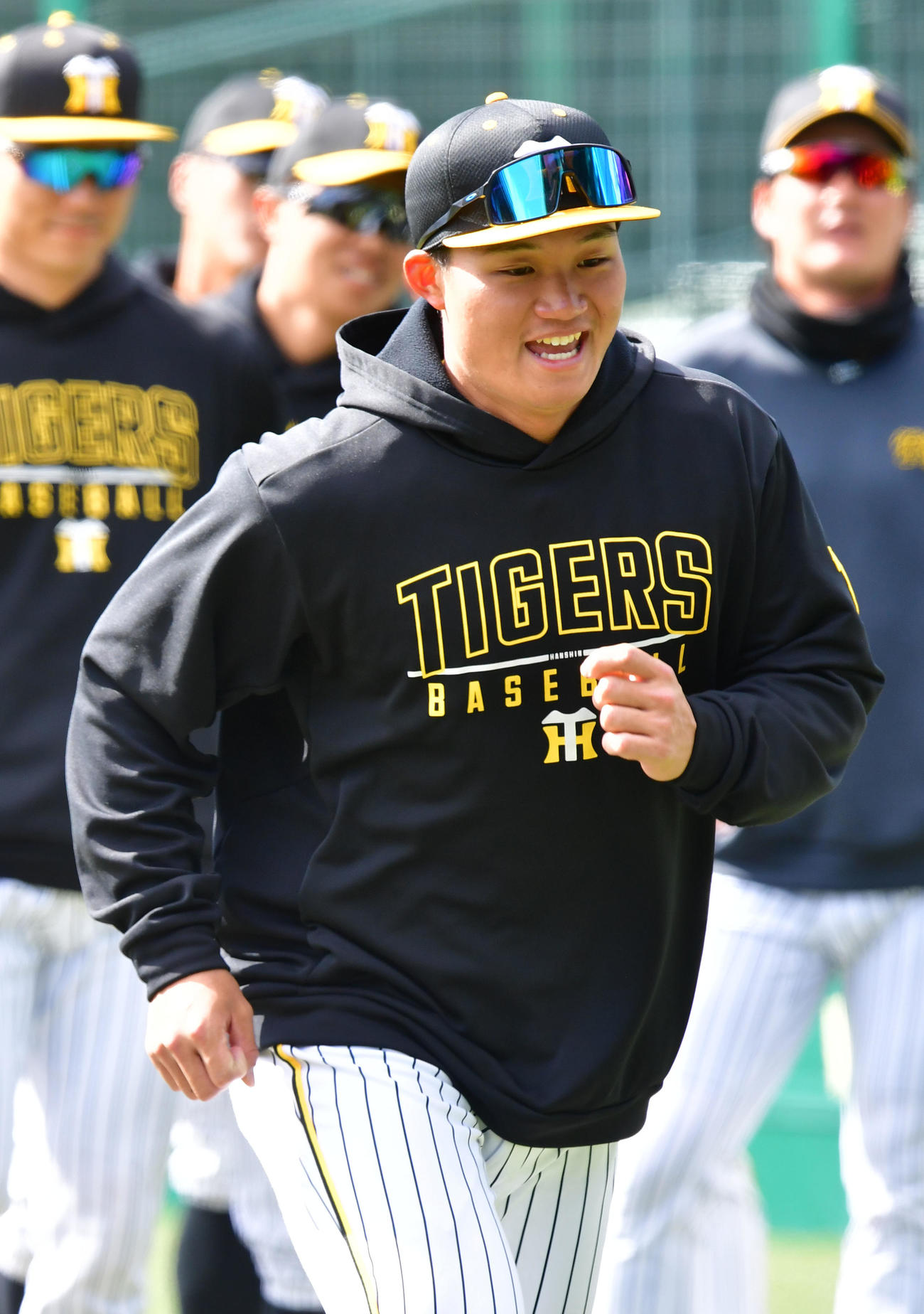 練習で笑顔を見せる森下（撮影・前岡正明）