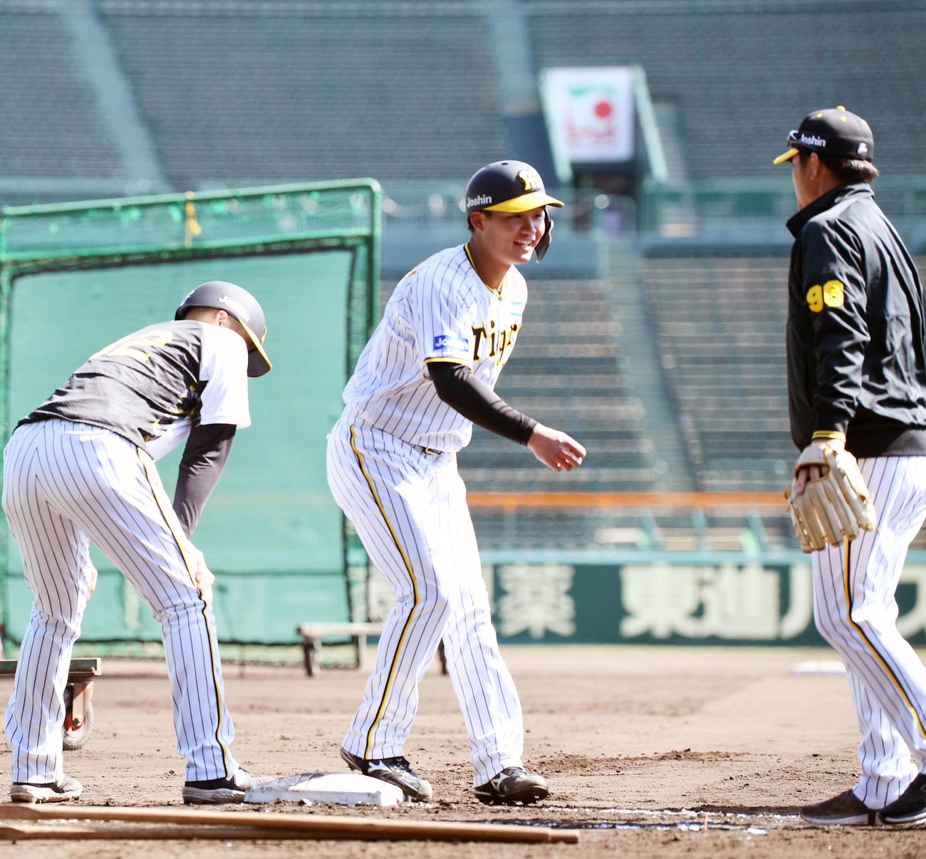 走塁練習で笑顔を見せる森下（撮影・前岡正明）