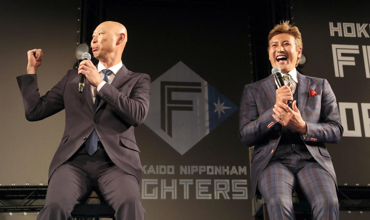 トークショーで話をする日本ハム森本コーチ（左）と新庄監督（撮影・佐藤翔太）