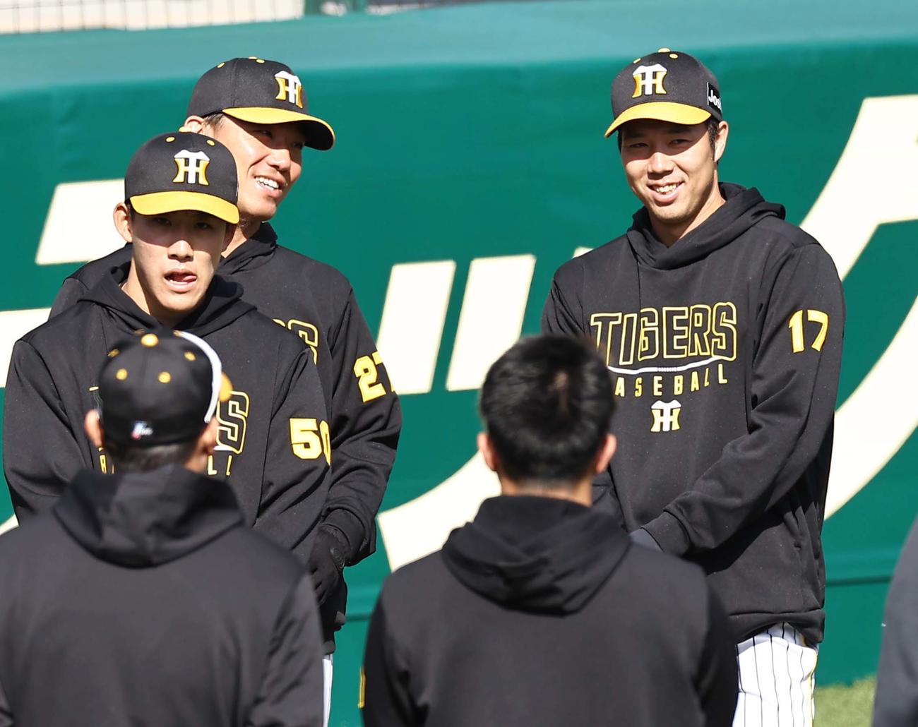 伊藤将（左から2人目）と談笑する青柳（撮影・上田博志）