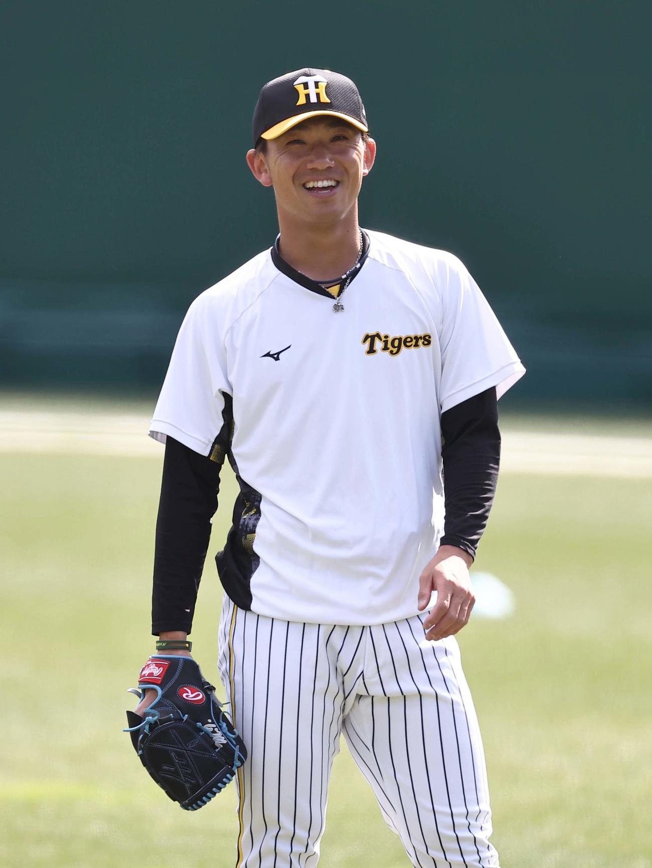 キャッチボールをして調整する伊藤将（撮影・上田博志）