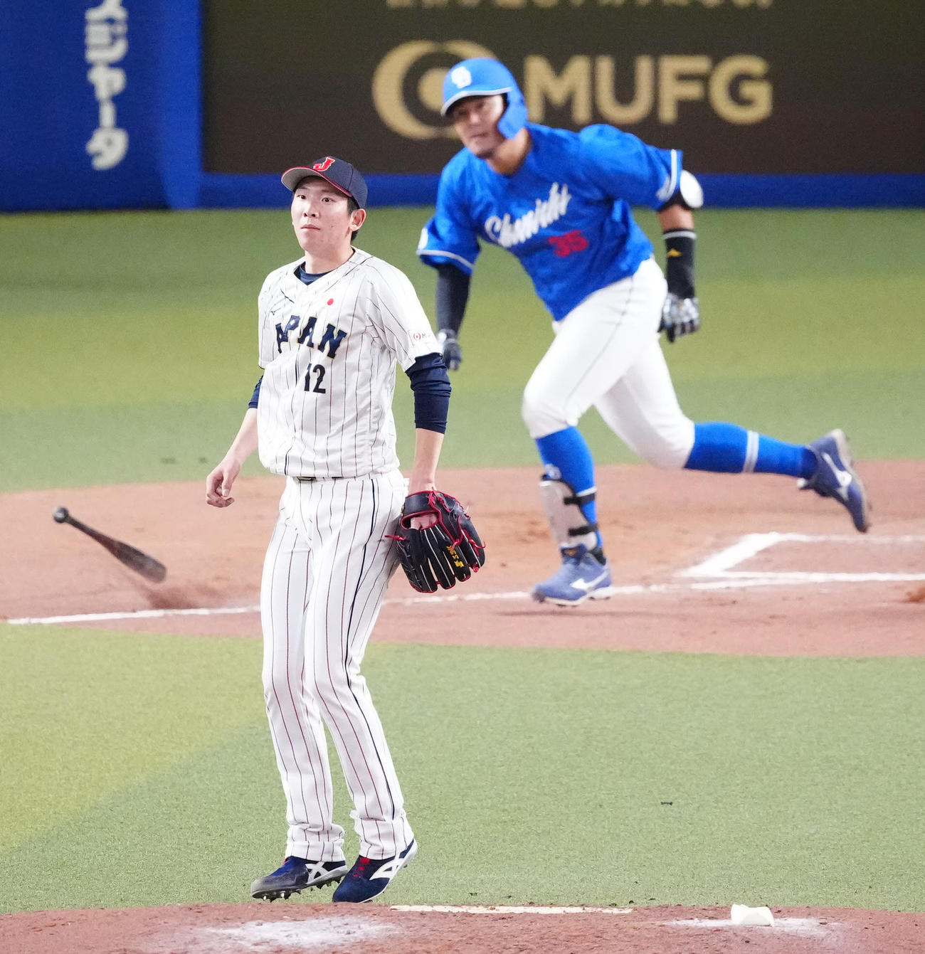 侍ジャパン対中日　6回表中日2死二塁、木下（後方）に適時二塁打を浴びる戸郷（撮影・江口和貴）