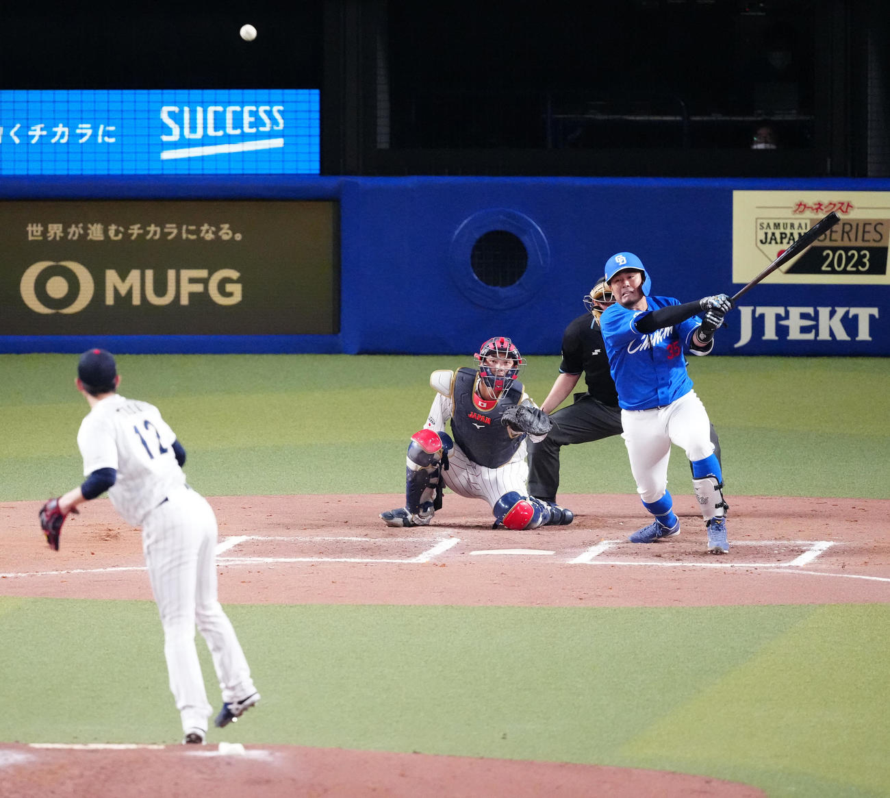 侍ジャパン対中日　6回表中日2死二塁、適時二塁打を放つ木下。投手戸郷（撮影・江口和貴）