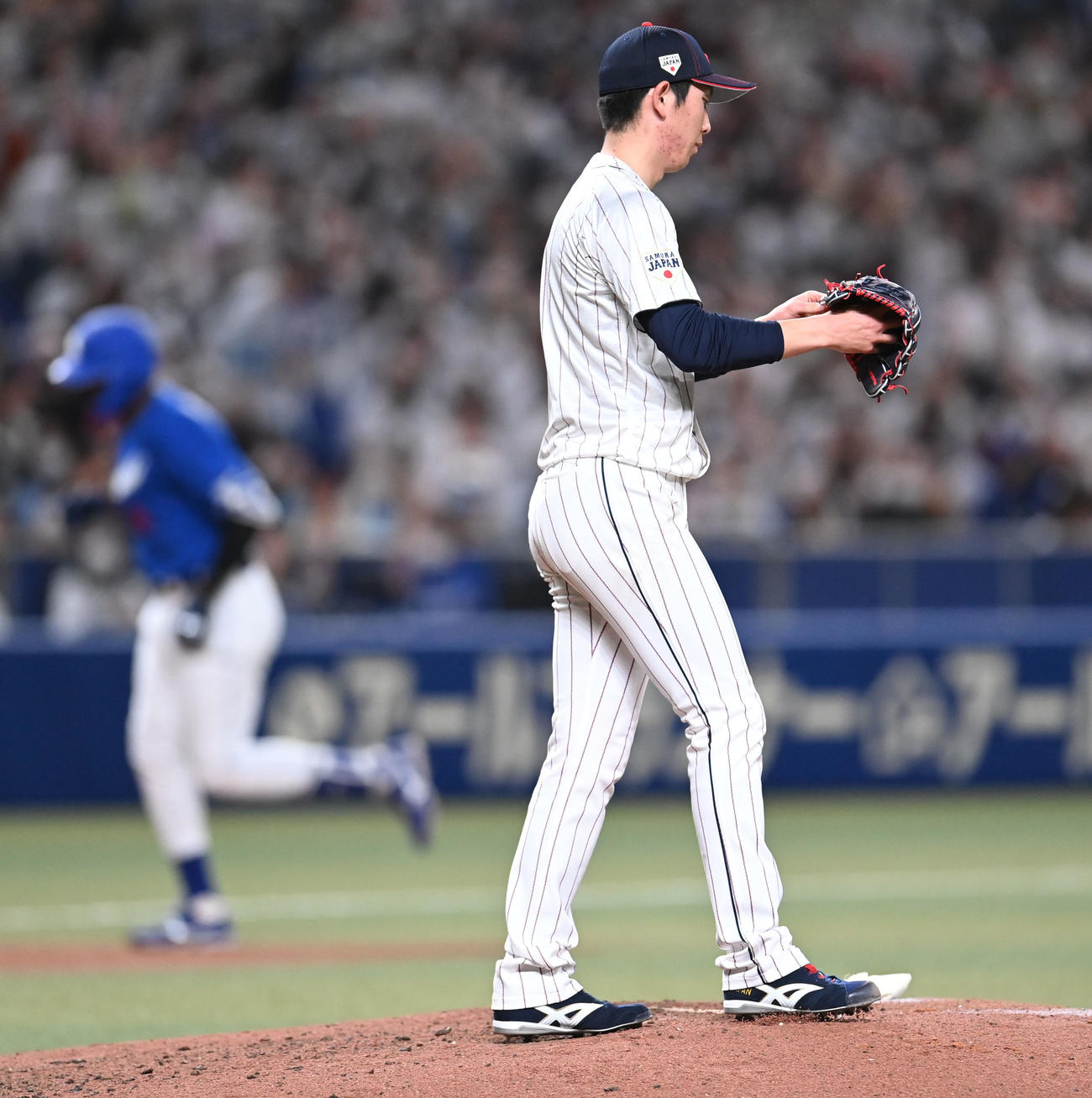 壮行試合侍ジャパン対中日　6回表中日2死、アキーノに左越え本塁打を打たれた戸郷（右）（撮影・森本幸一）