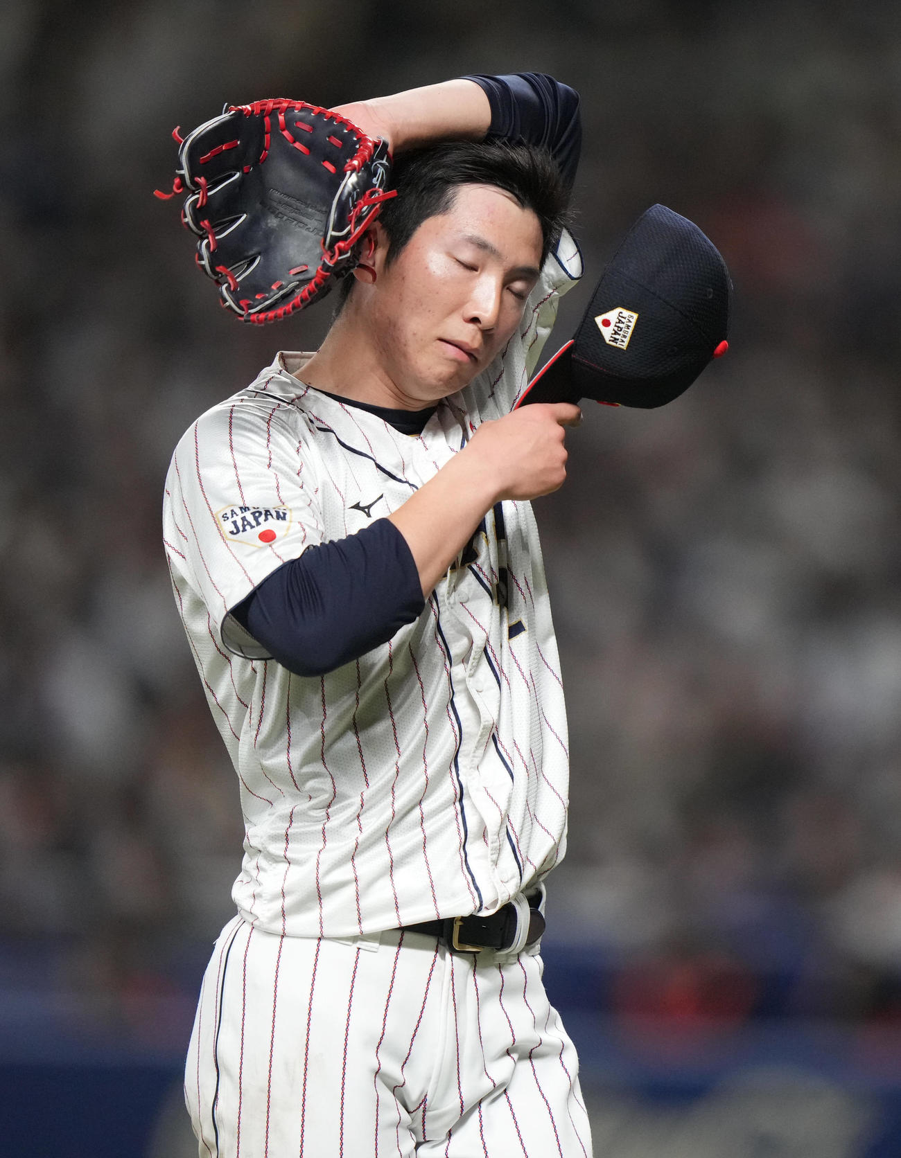 侍ジャパン対中日　6回表を終え、疲れた表情で引き揚げる戸郷（撮影・狩俣裕三）