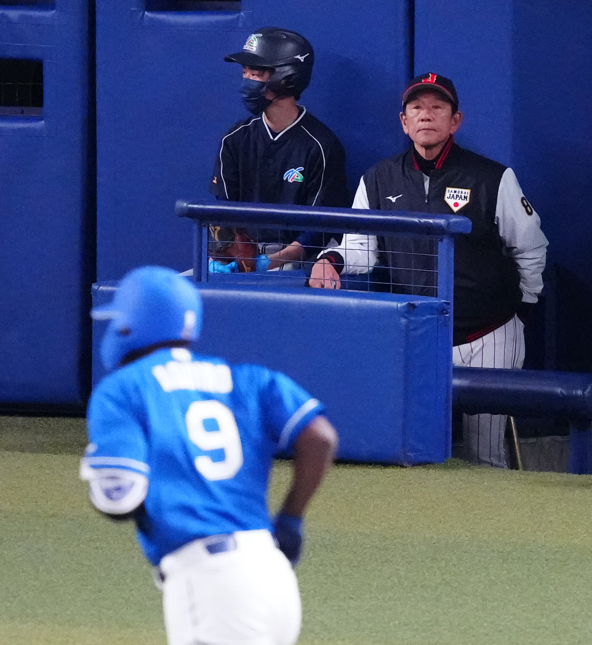 侍ジャパン対中日　6回表中日2死、戸郷がアキーノ（手前）にソロ本塁打を浴び、ベンチから見つめる栗山監督（右）（撮影・江口和貴）