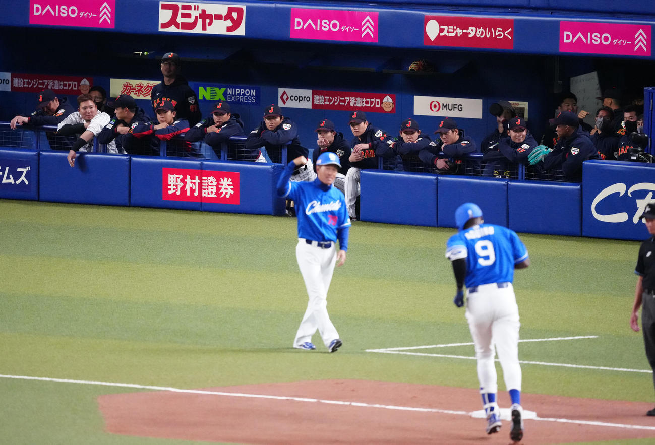 侍ジャパン対中日　6回表中日2死、ソロ本塁打を放ったアキーノ（手前右）見つめる侍ジャパンの選手たち（撮影・江口和貴）