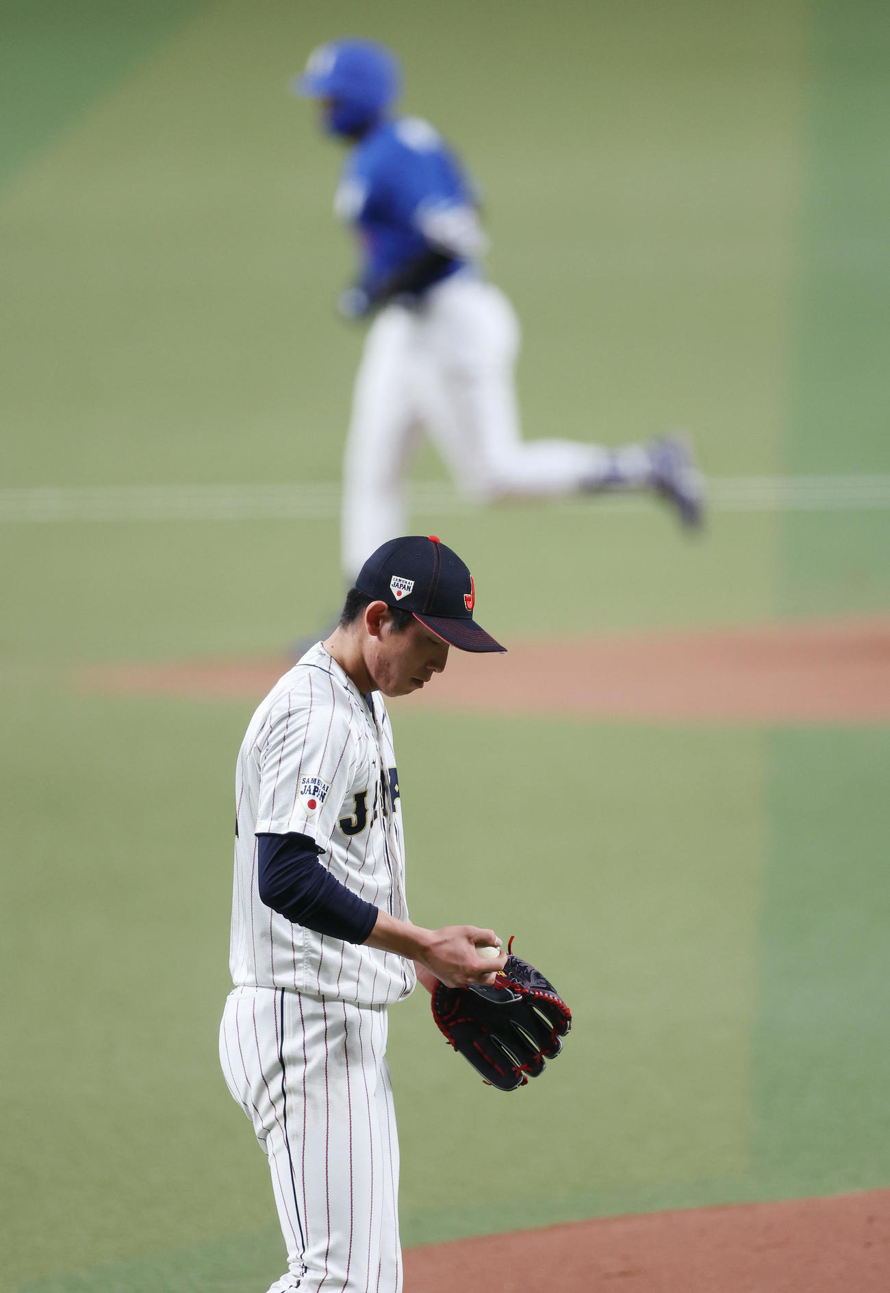 侍ジャパン対中日　6回表中日2死、アキーノ（後方）に勝ち越し本塁打を浴びる戸郷（撮影・前田充）