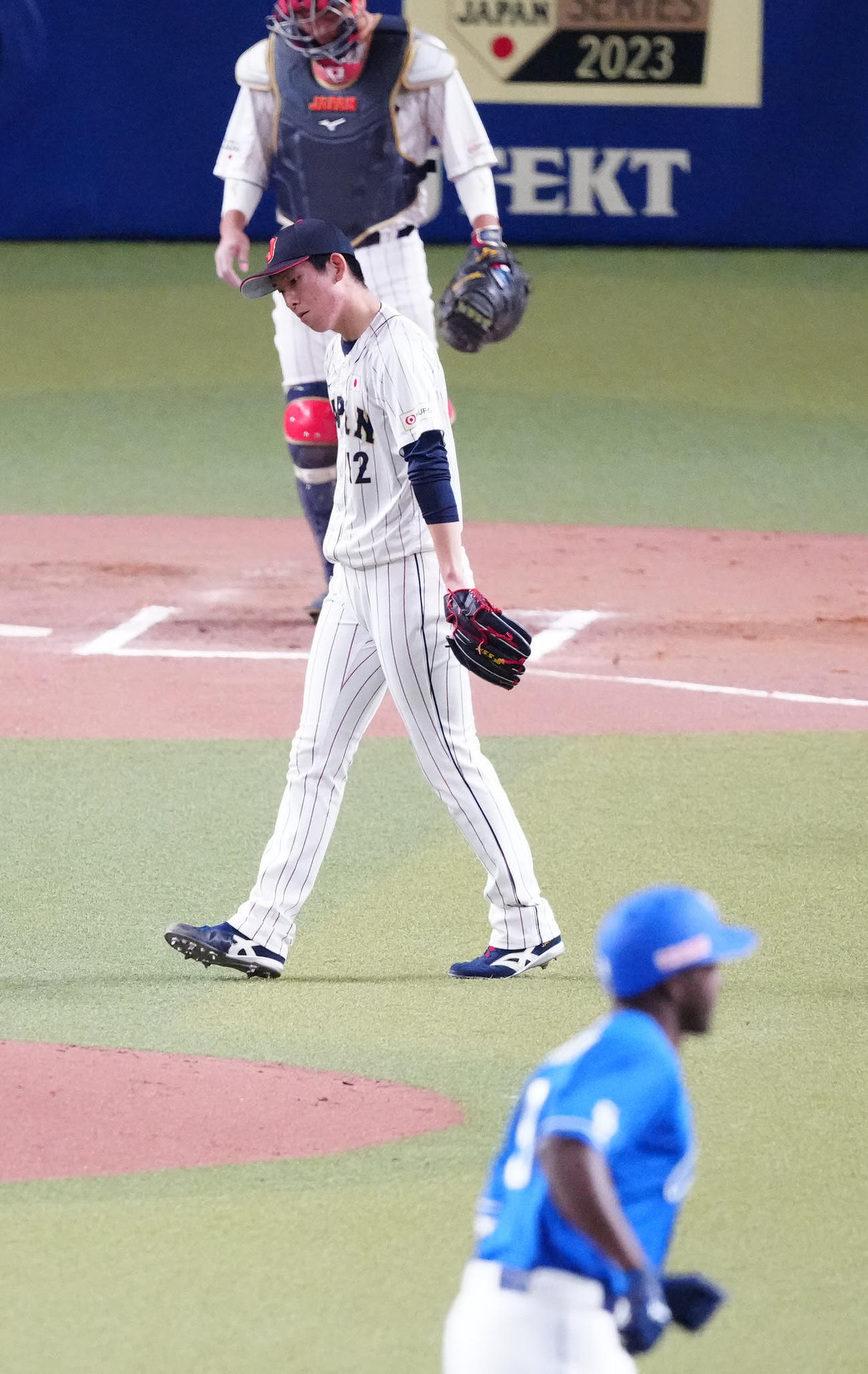 侍ジャパン対中日　6回表中日2死、アキーノ（手前）に左越えソロ本塁打を浴びた戸郷（撮影・江口和貴）