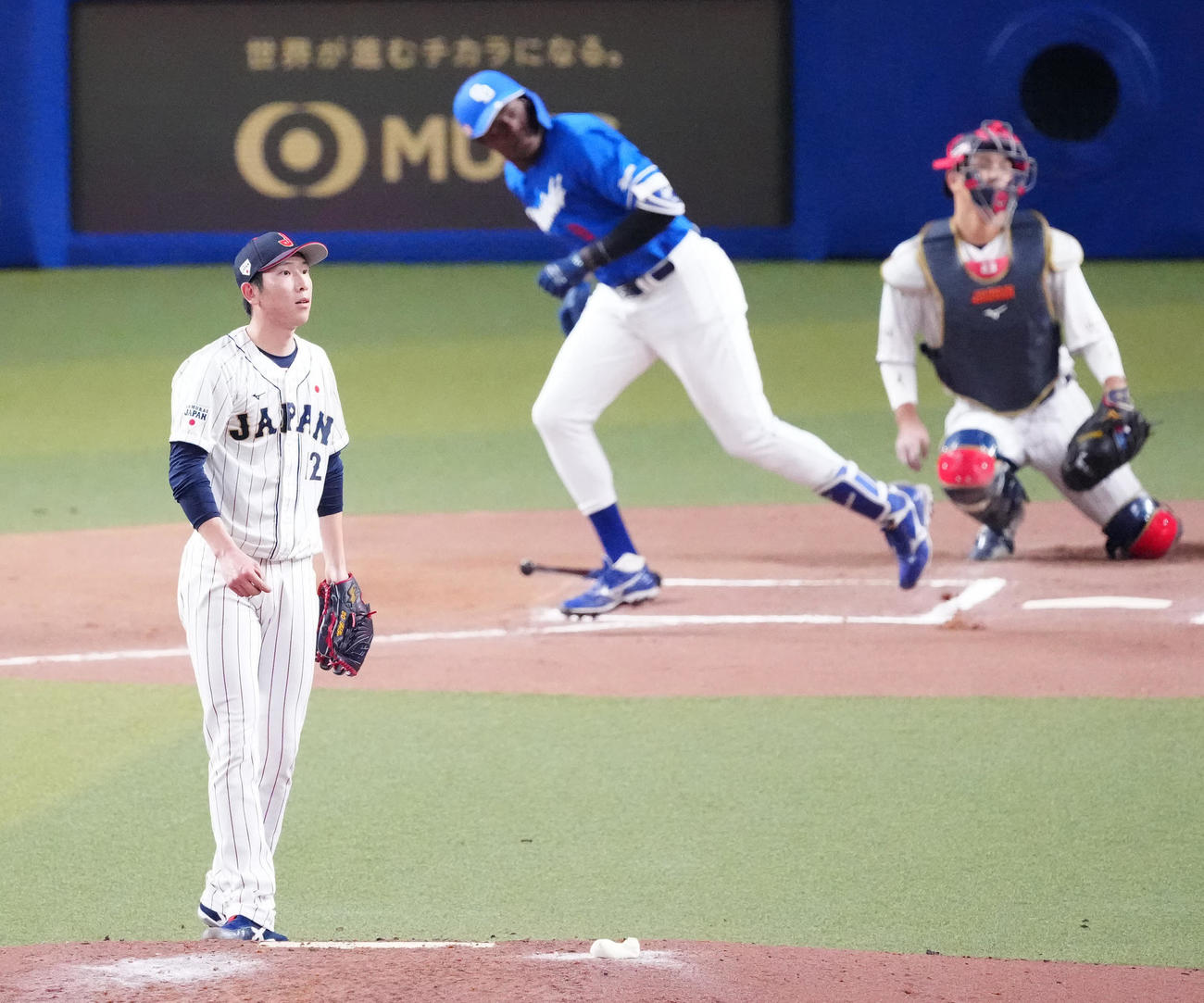 侍ジャパン対中日　6回表中日2死、アキーノ（後方左）に左越えソロ本塁打を浴びる戸郷（撮影・江口和貴）