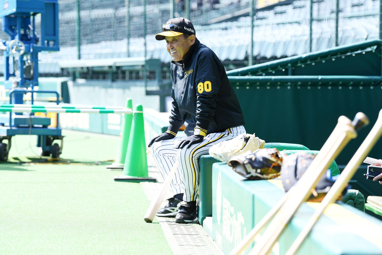笑顔で練習を見守る岡田監督（撮影・前岡正明）