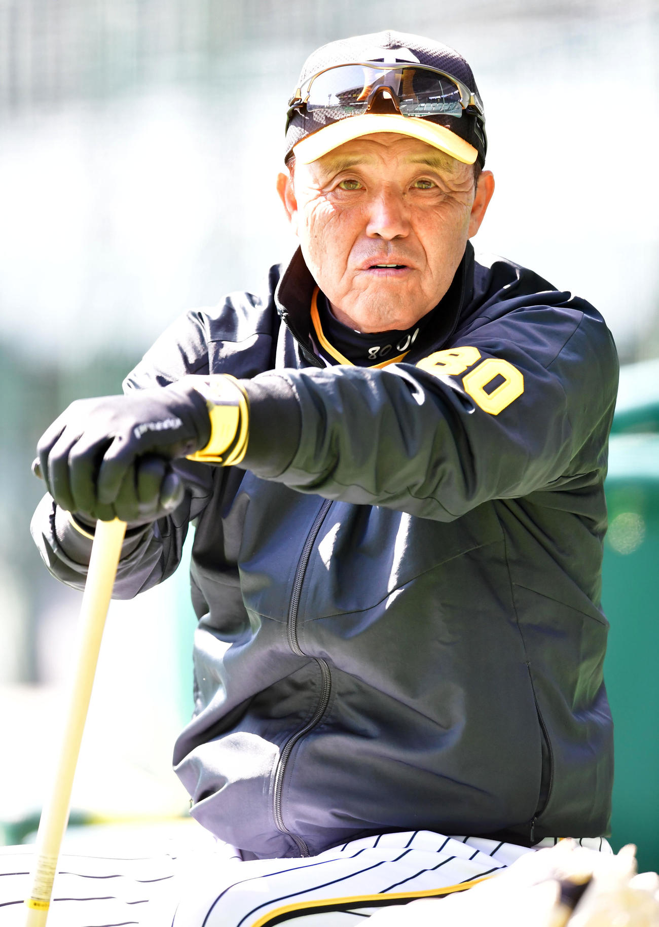 打撃練習を見る岡田監督（撮影・前岡正明）