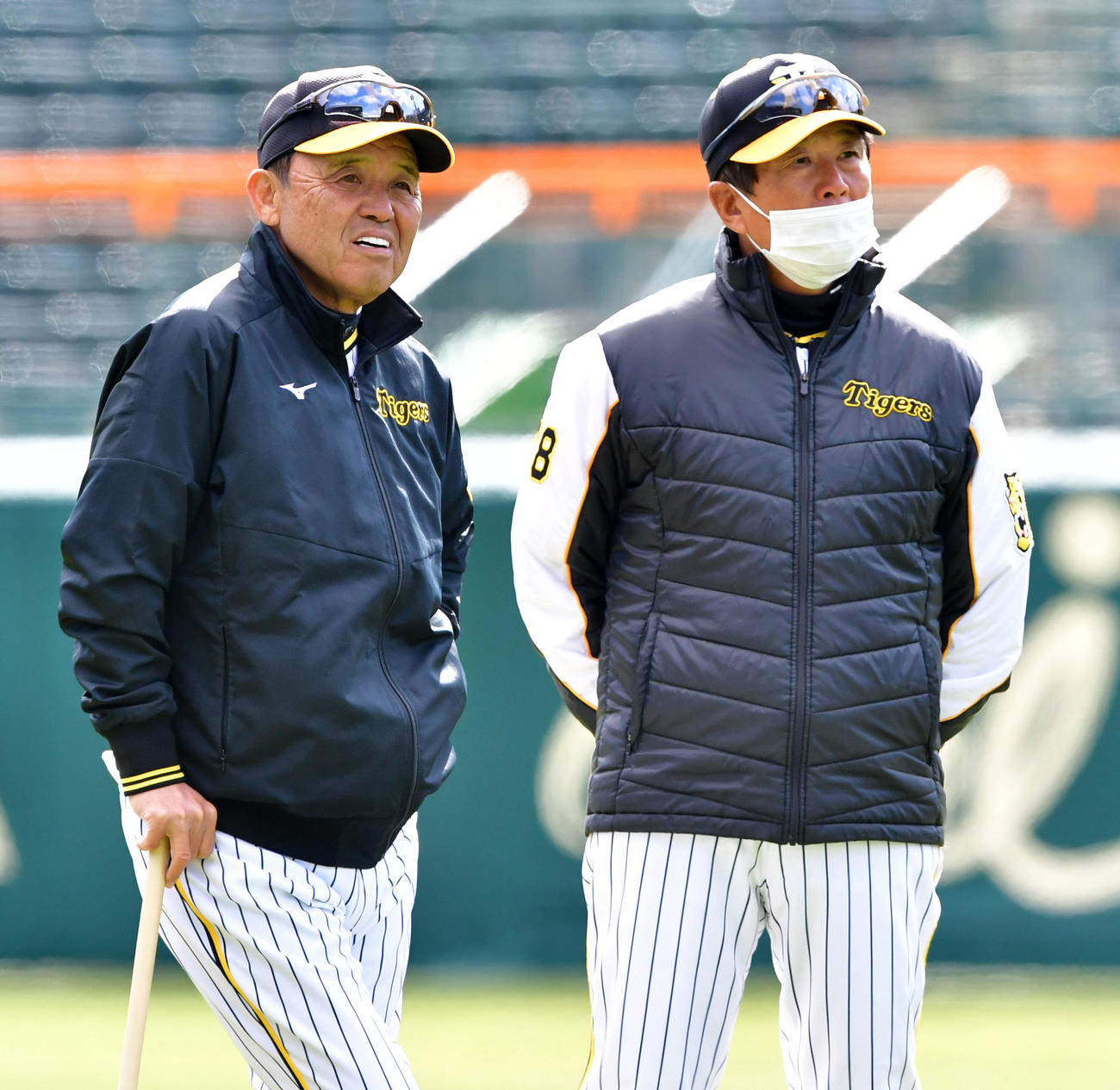 練習を見守る岡田監督（左）と平田ヘッドコーチ（撮影・前岡正明）